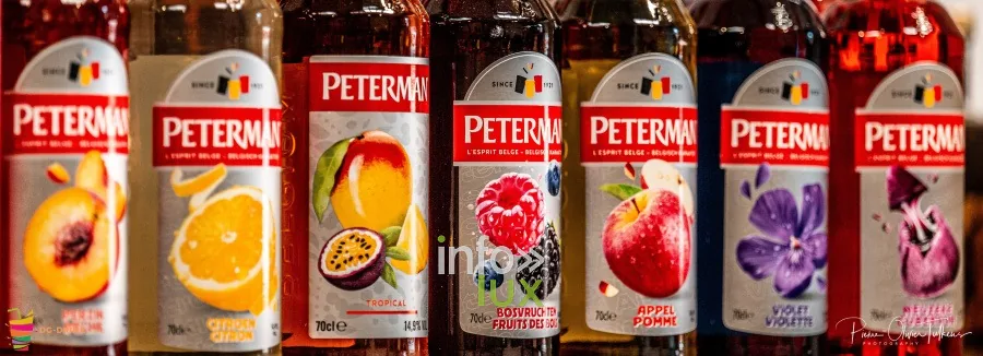 Bouteilles de liqueurs Peterman alignées sur une étagère