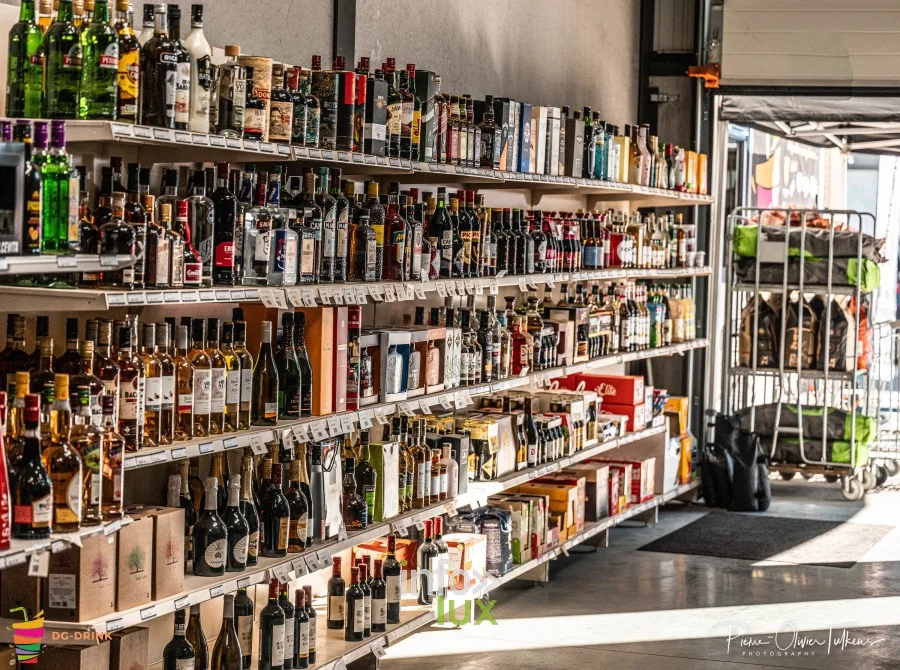 Les rayons de bouteilles de l’entrepôt DG Drink à Wauthier-Braine