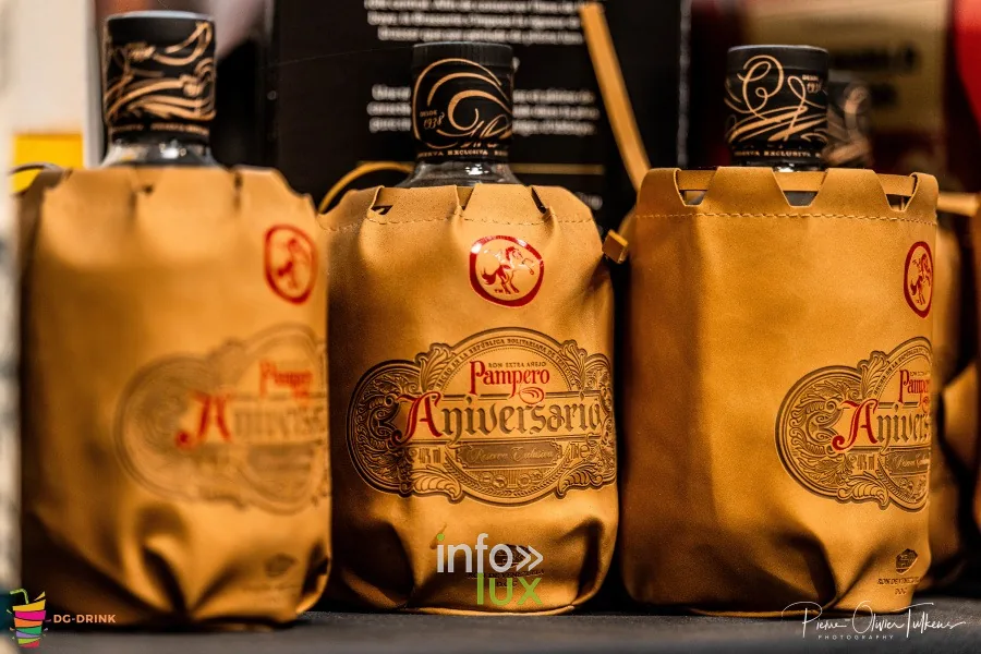 Sacs en toile de la marque de rhum Aniversario sur une étagère