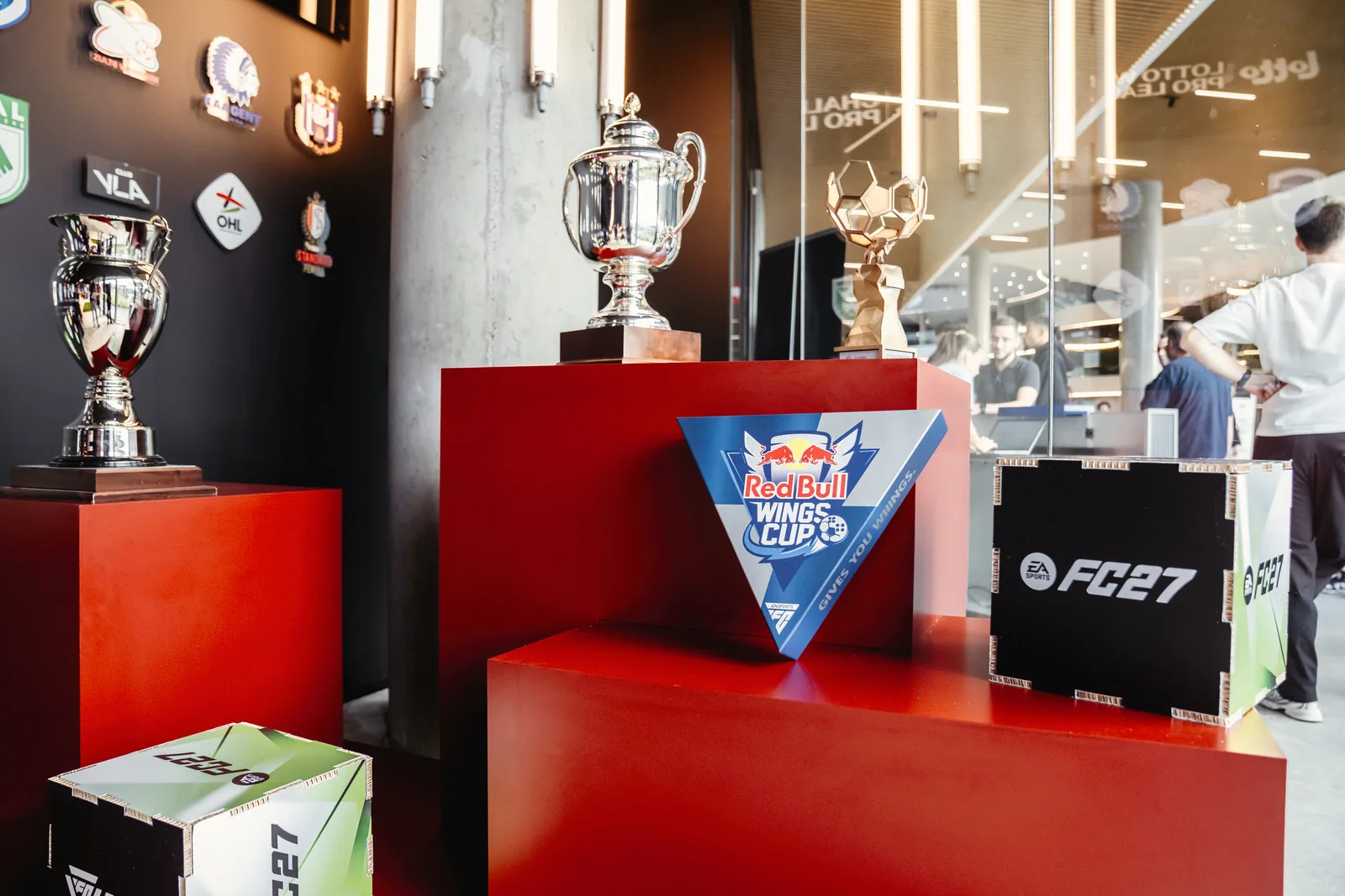 Trophées exposés et borne Red Bull Wings Cup – FC 27 à Bruxelles, lors du lancement belge d’EA SPORTS FC 27 et de la Red Bull Wings Cup, le 23 septembre 2026
