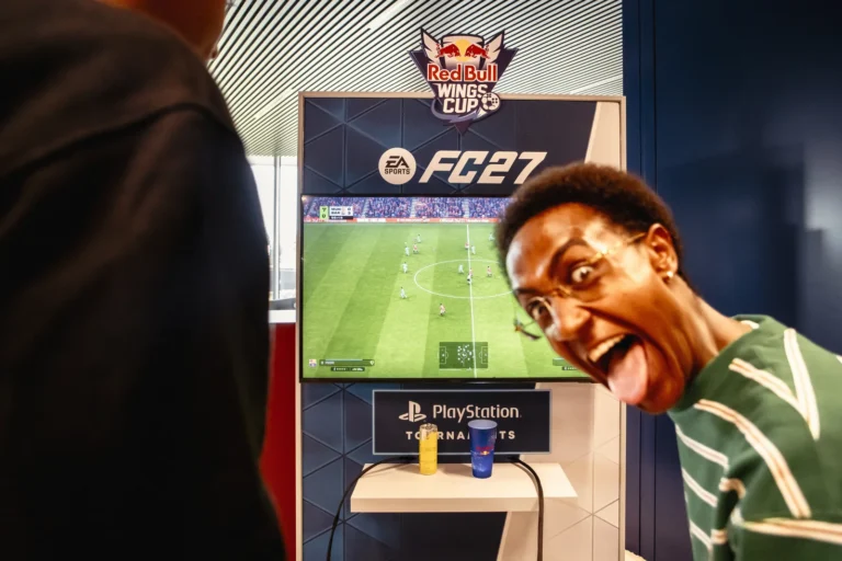 Un invité réagit devant un écran EA SPORTS FC 27 aux couleurs de la Red Bull Wings Cup à Bruxelles, lors du lancement belge d’EA SPORTS FC 27 et de la Red Bull Wings Cup, le 23 septembre 2026