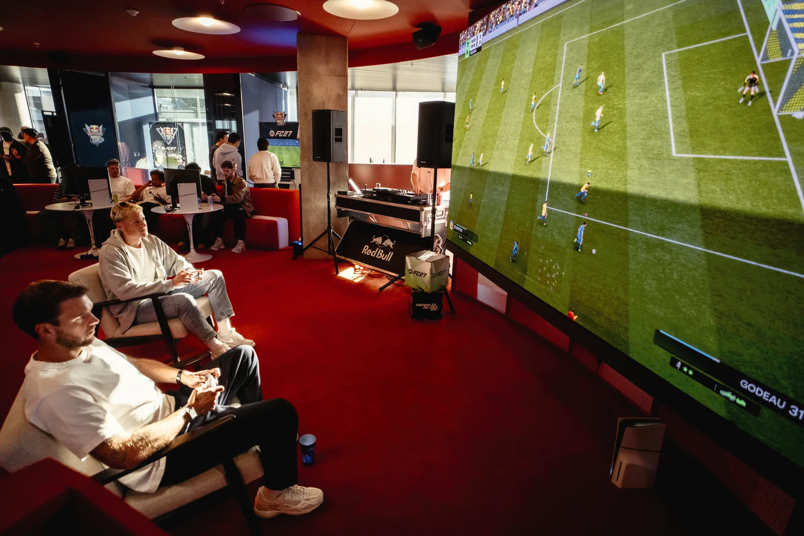 Salon aménagé avec écran géant diffusant EA SPORTS FC 27 à Bruxelles, lors du lancement belge d’EA SPORTS FC 27 et de la Red Bull Wings Cup, le 23 septembre 2026