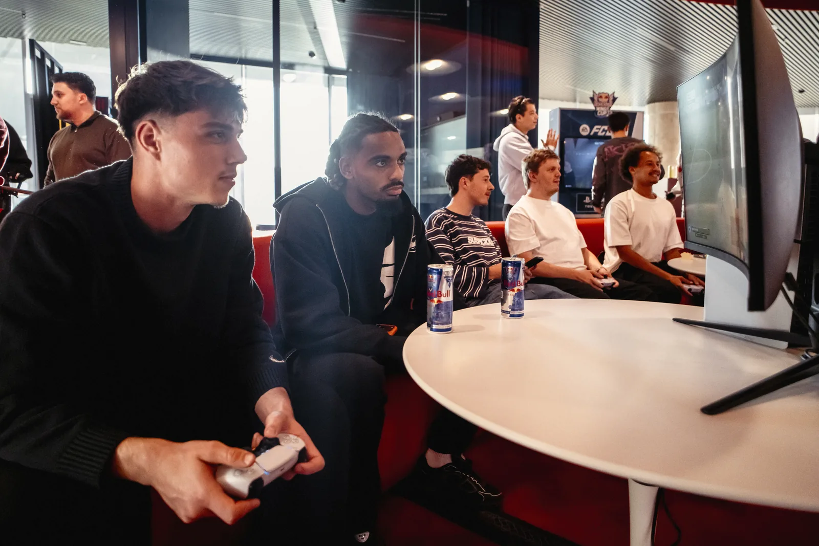 Joueurs concentrés sur un match d’EA SPORTS FC 27 autour d’une table à Bruxelles, lors du lancement belge d’EA SPORTS FC 27 et de la Red Bull Wings Cup, le 23 septembre 2026
