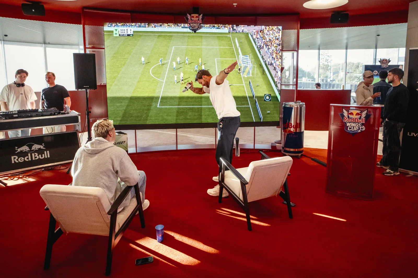 Un joueur debout devant l’écran géant pendant un match d’EA SPORTS FC 27 à Bruxelles, lors du lancement belge d’EA SPORTS FC 27 et de la Red Bull Wings Cup, le 23 septembre 2026