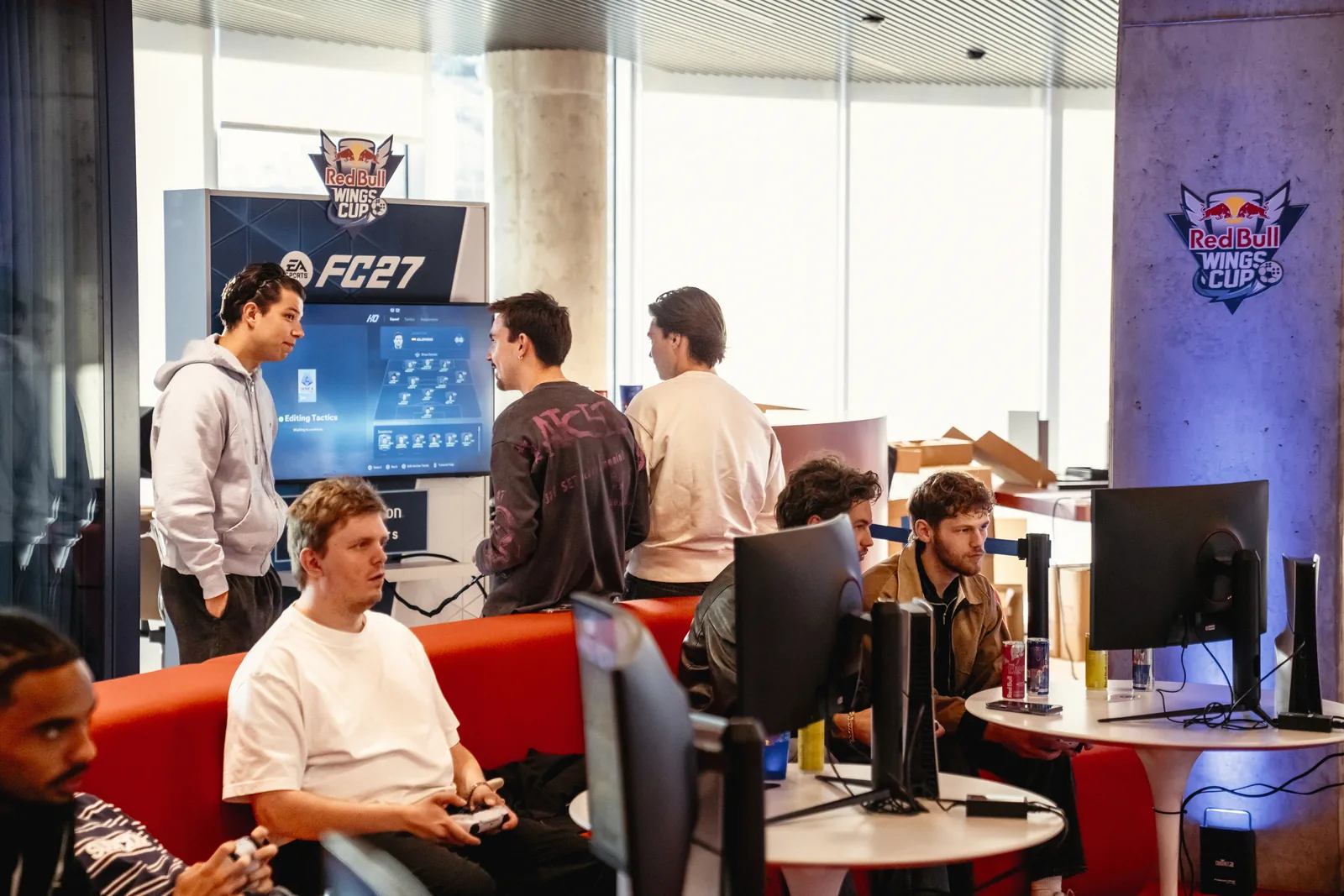 Postes de jeu EA SPORTS FC 27 installés pour les invités à Bruxelles, lors du lancement belge d’EA SPORTS FC 27 et de la Red Bull Wings Cup, le 23 septembre 2026