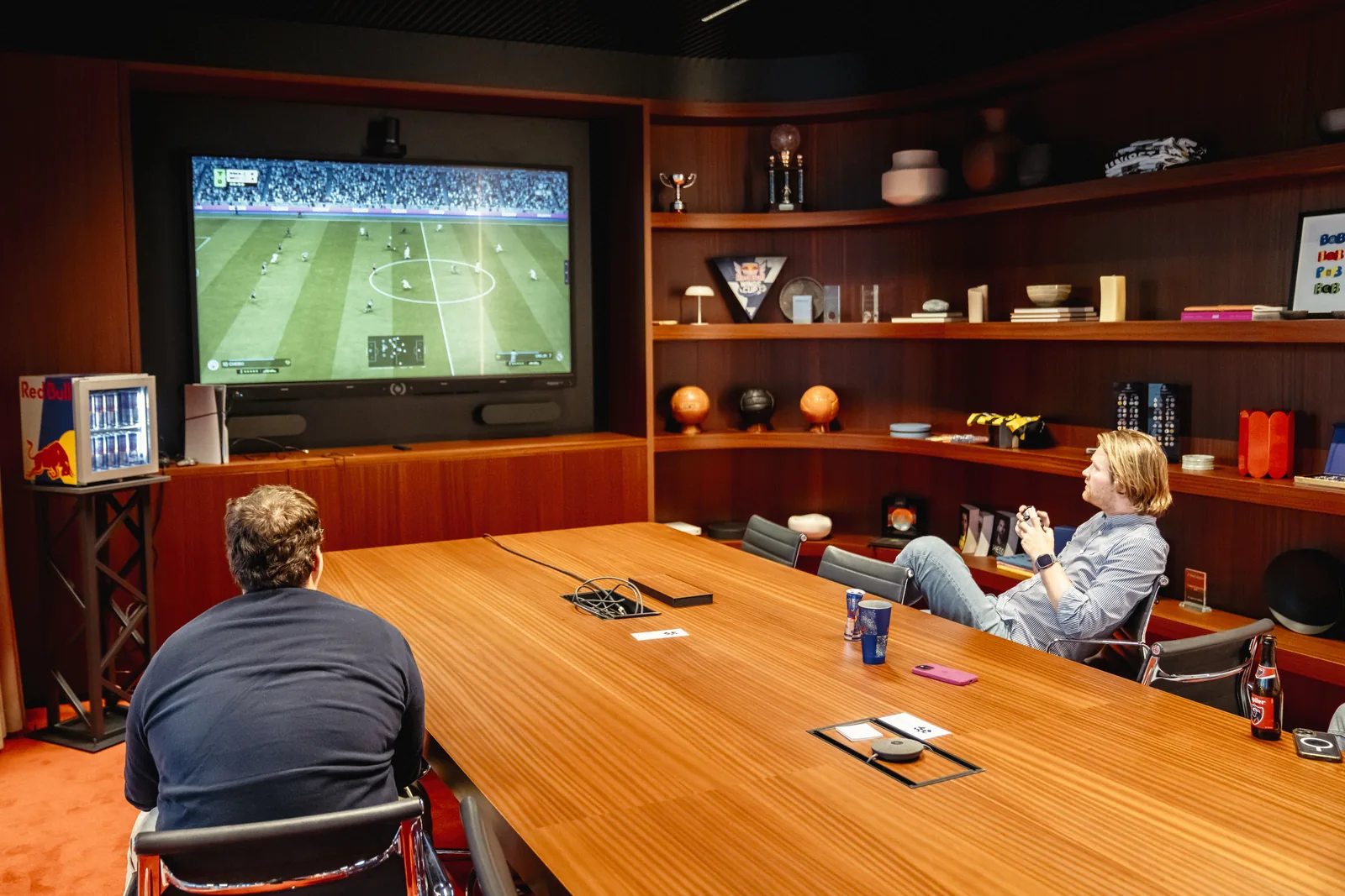 Salle de réunion transformée en salle de jeu EA SPORTS FC 27 à Bruxelles, lors du lancement belge d’EA SPORTS FC 27 et de la Red Bull Wings Cup, le 23 septembre 2026