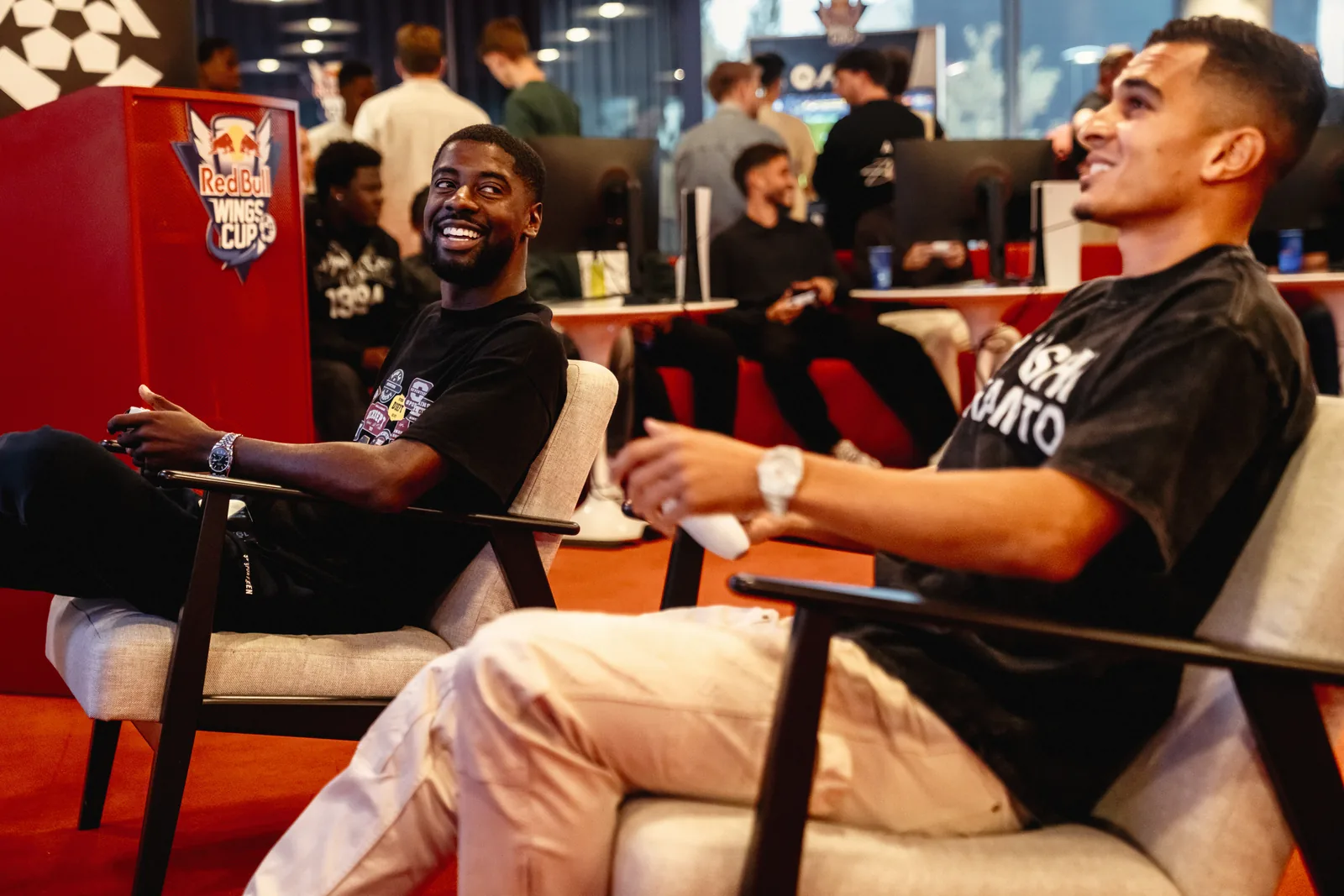 Deux joueurs hilares, manette en main, pendant une partie d’EA SPORTS FC 27 à Bruxelles, lors du lancement belge d’EA SPORTS FC 27 et de la Red Bull Wings Cup, le 23 septembre 2026