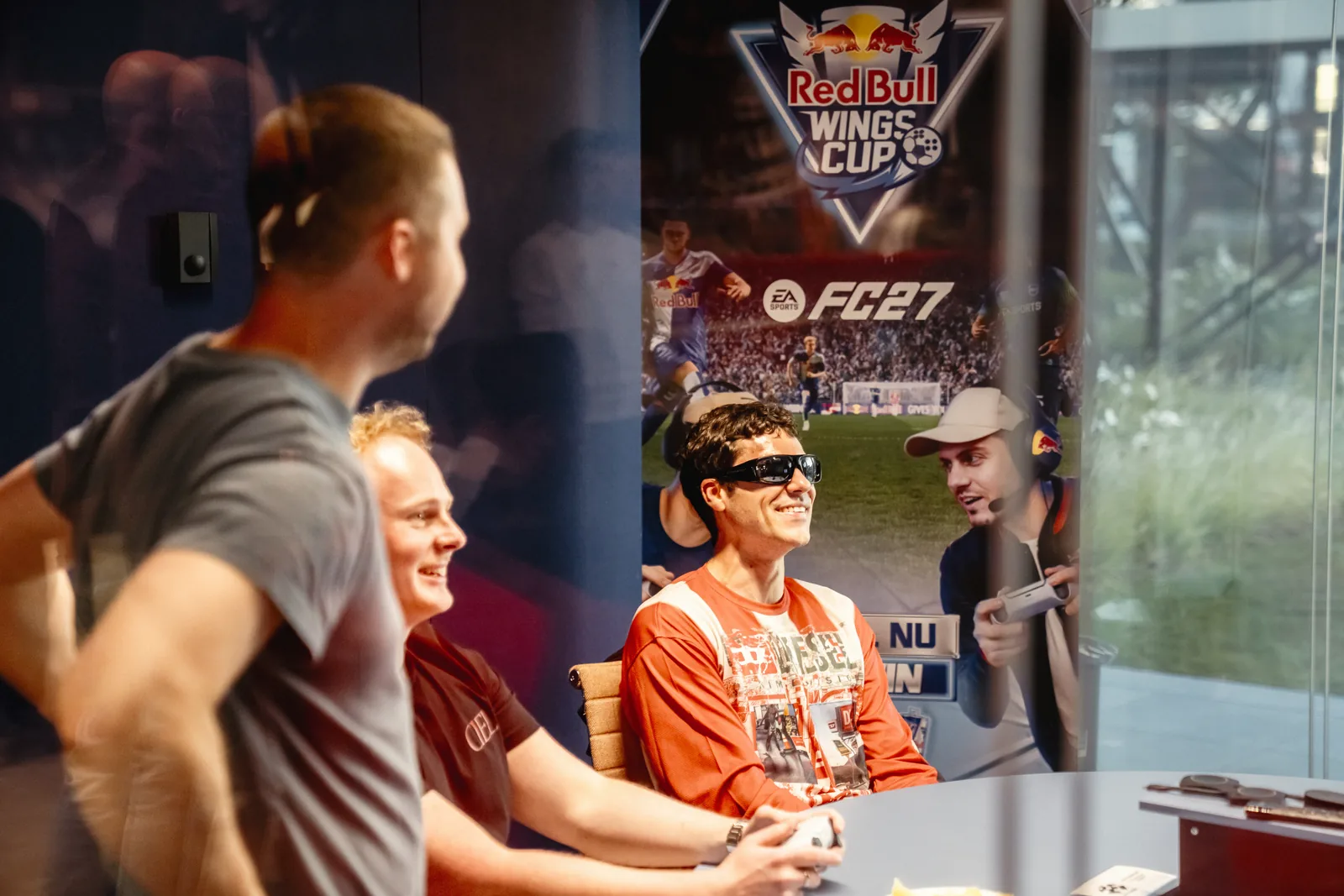 Invités suivant une partie d’EA SPORTS FC 27 devant le visuel de la Red Bull Wings Cup à Bruxelles, lors du lancement belge d’EA SPORTS FC 27 et de la Red Bull Wings Cup, le 23 septembre 2026