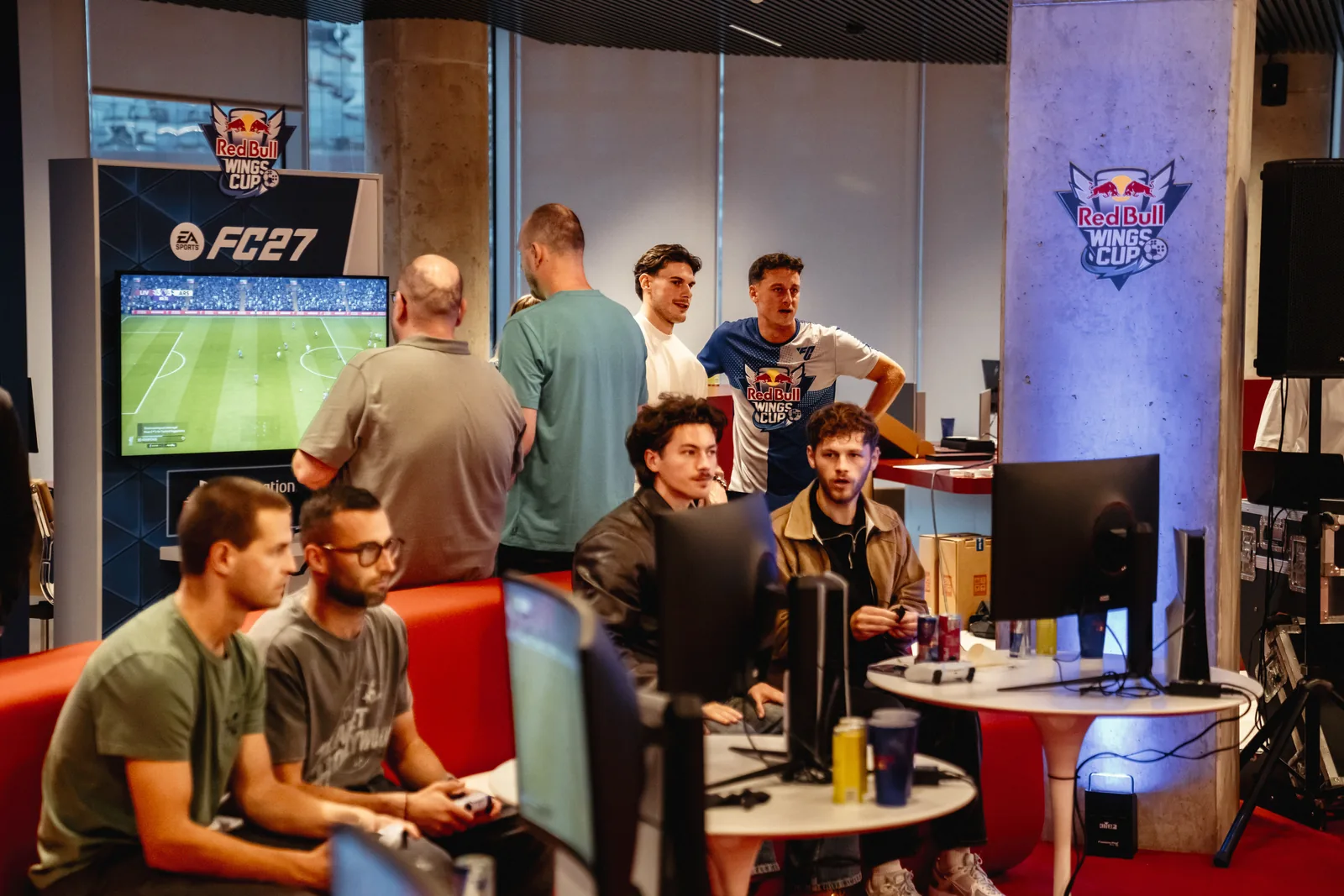 Groupe de joueurs face aux écrans EA SPORTS FC 27 à Bruxelles, lors du lancement belge d’EA SPORTS FC 27 et de la Red Bull Wings Cup, le 23 septembre 2026