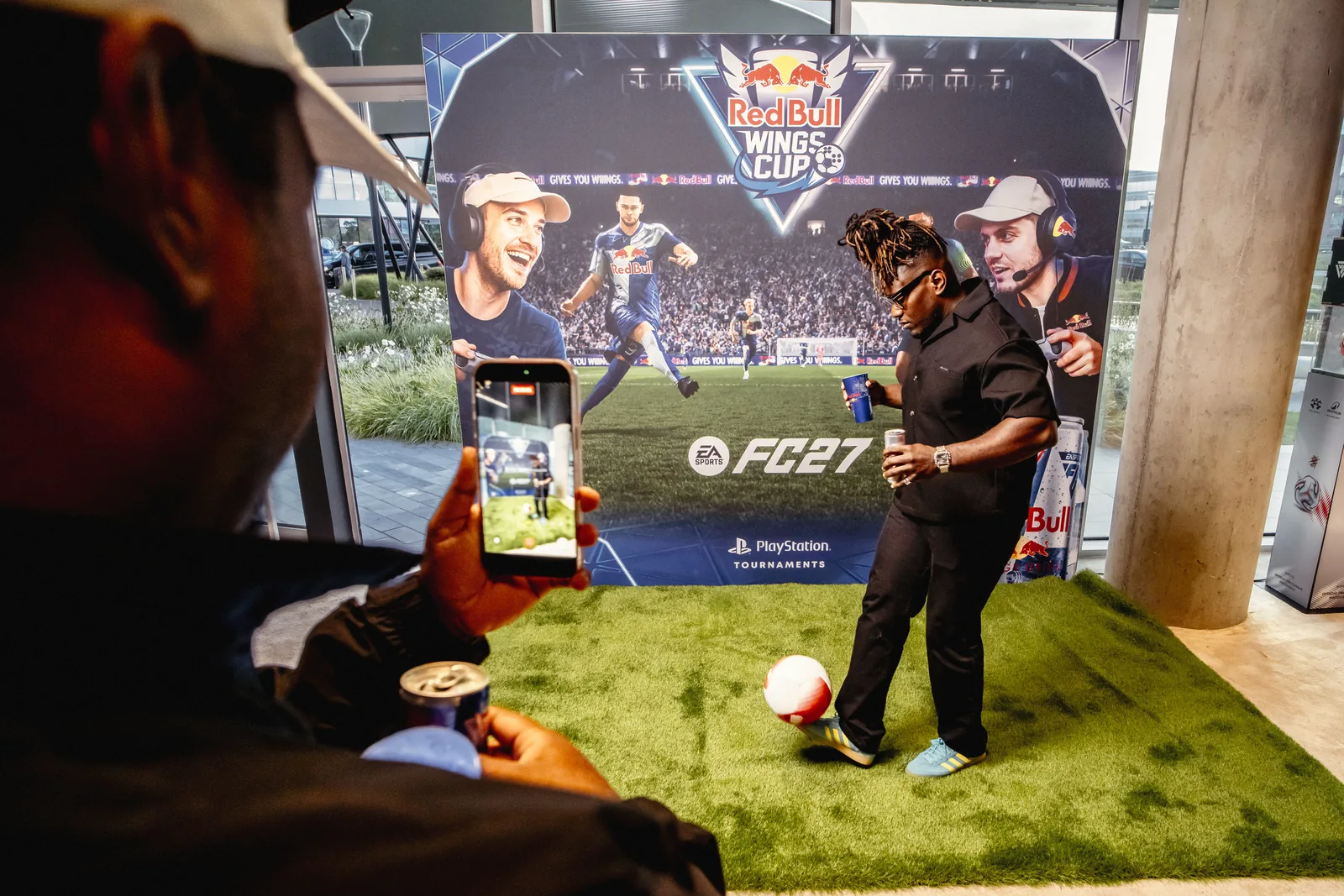 Jonglage ballon au pied sur un carré de gazon devant le décor Red Bull Wings Cup à Bruxelles, lors du lancement belge d’EA SPORTS FC 27 et de la Red Bull Wings Cup, le 23 septembre 2026