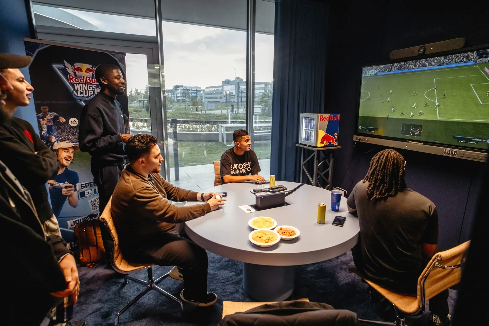 Invités autour d’une table devant un match d’EA SPORTS FC 27 à Bruxelles, lors du lancement belge d’EA SPORTS FC 27 et de la Red Bull Wings Cup, le 23 septembre 2026