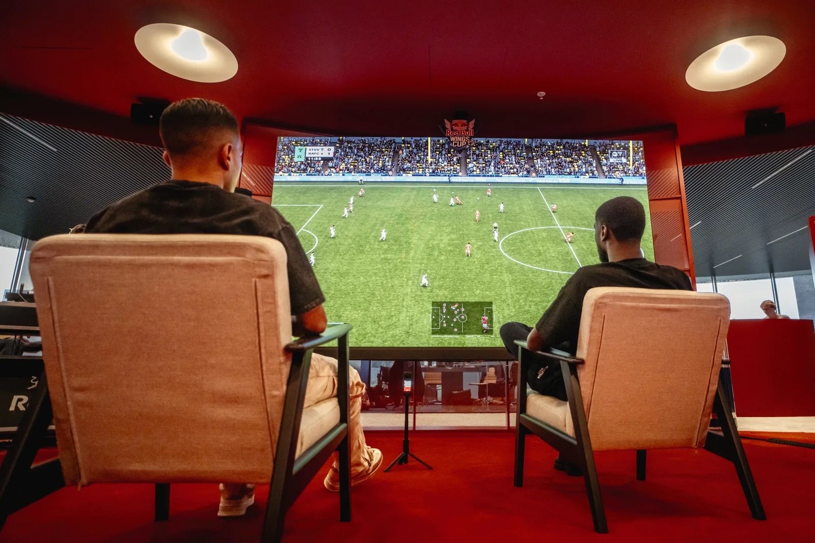 Deux joueurs dans des fauteuils face à l’écran géant d’EA SPORTS FC 27 à Bruxelles, lors du lancement belge d’EA SPORTS FC 27 et de la Red Bull Wings Cup, le 23 septembre 2026