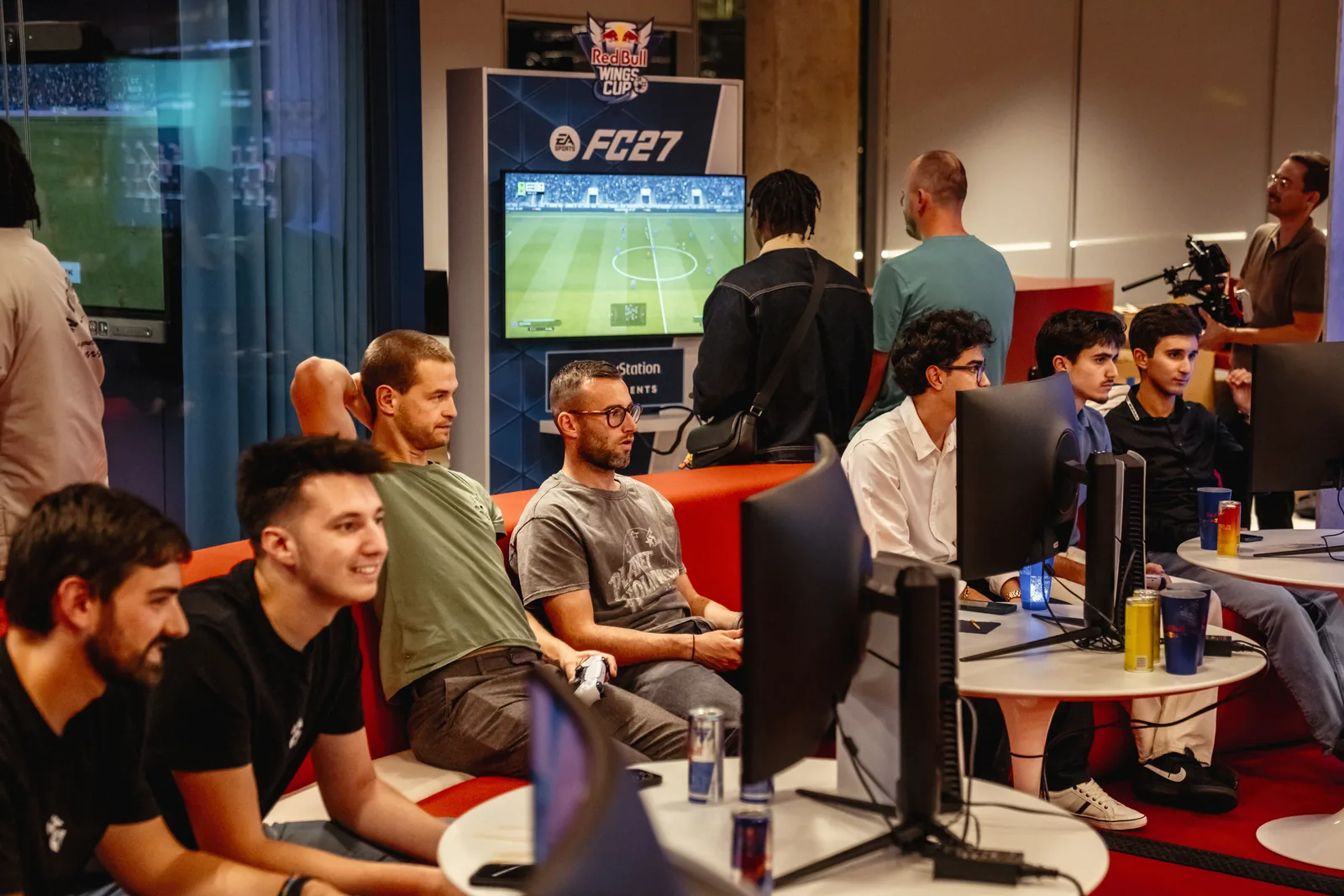 Joueurs alignés devant les écrans pendant les premiers matchs d’EA SPORTS FC 27 à Bruxelles, lors du lancement belge d’EA SPORTS FC 27 et de la Red Bull Wings Cup, le 23 septembre 2026