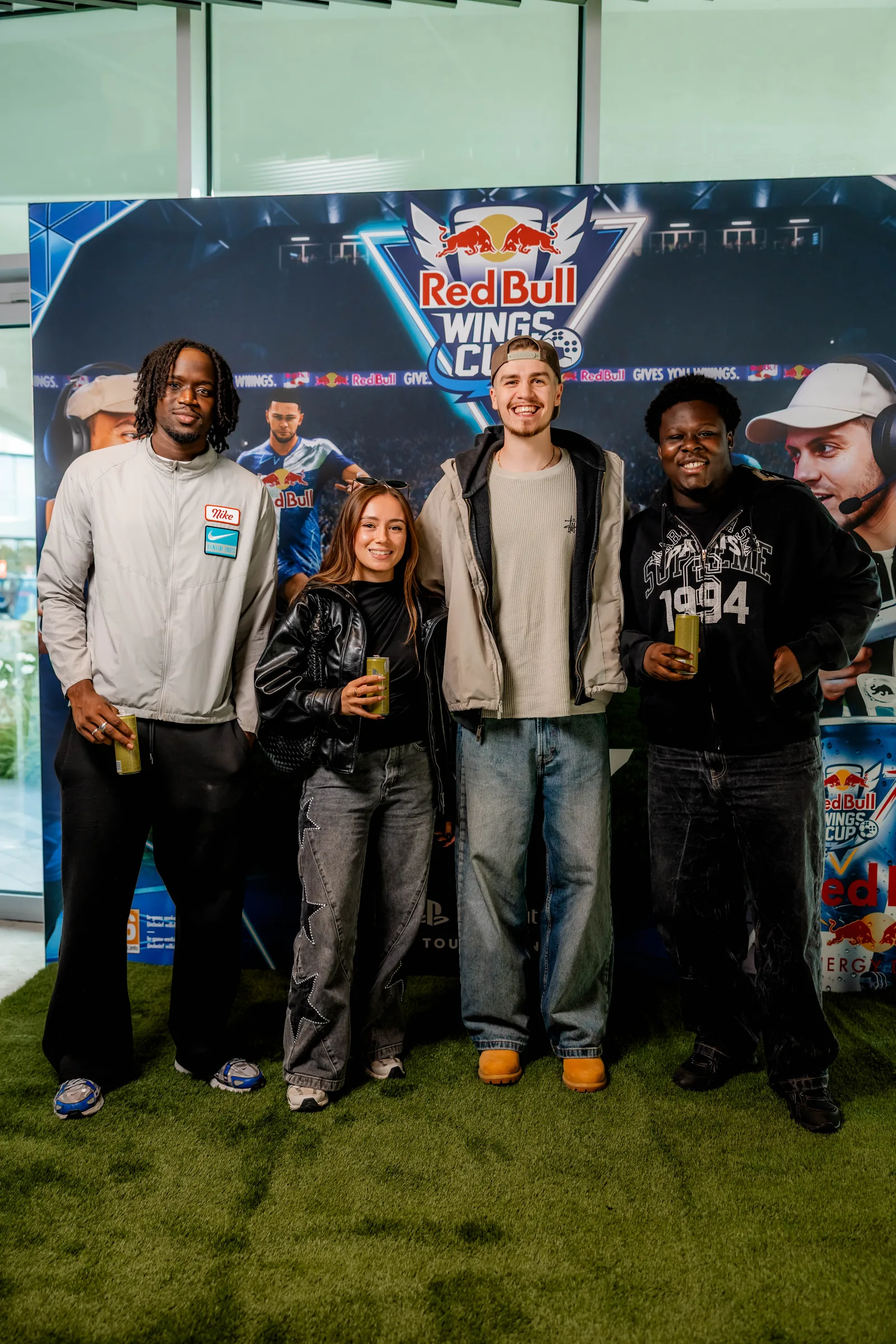 Cinq invités posent devant le décor Red Bull Wings Cup à Bruxelles, lors du lancement belge d’EA SPORTS FC 27 et de la Red Bull Wings Cup, le 23 septembre 2026