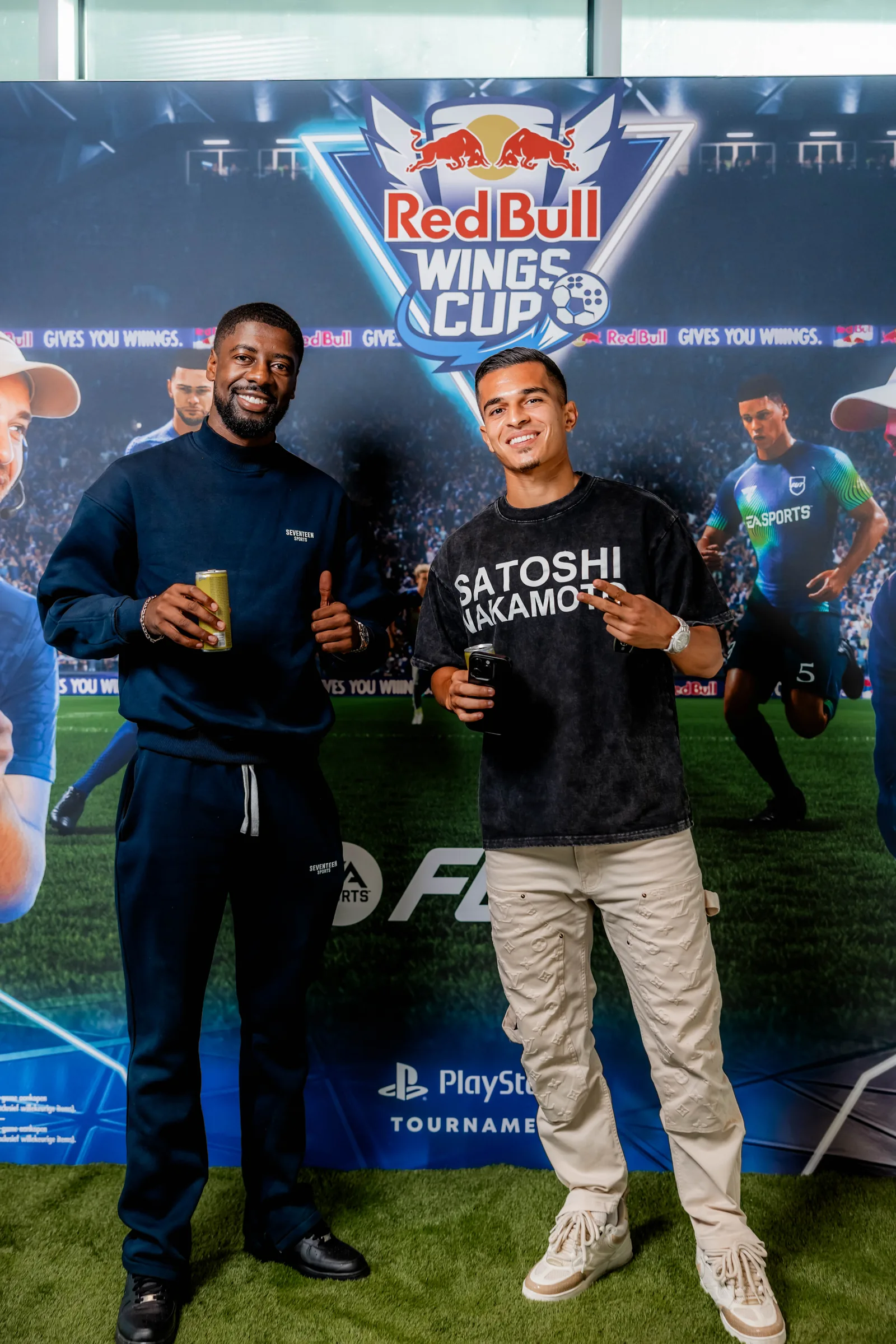 Deux invités posent devant le décor Red Bull Wings Cup et EA SPORTS FC 27 à Bruxelles, lors du lancement belge d’EA SPORTS FC 27 et de la Red Bull Wings Cup, le 23 septembre 2026