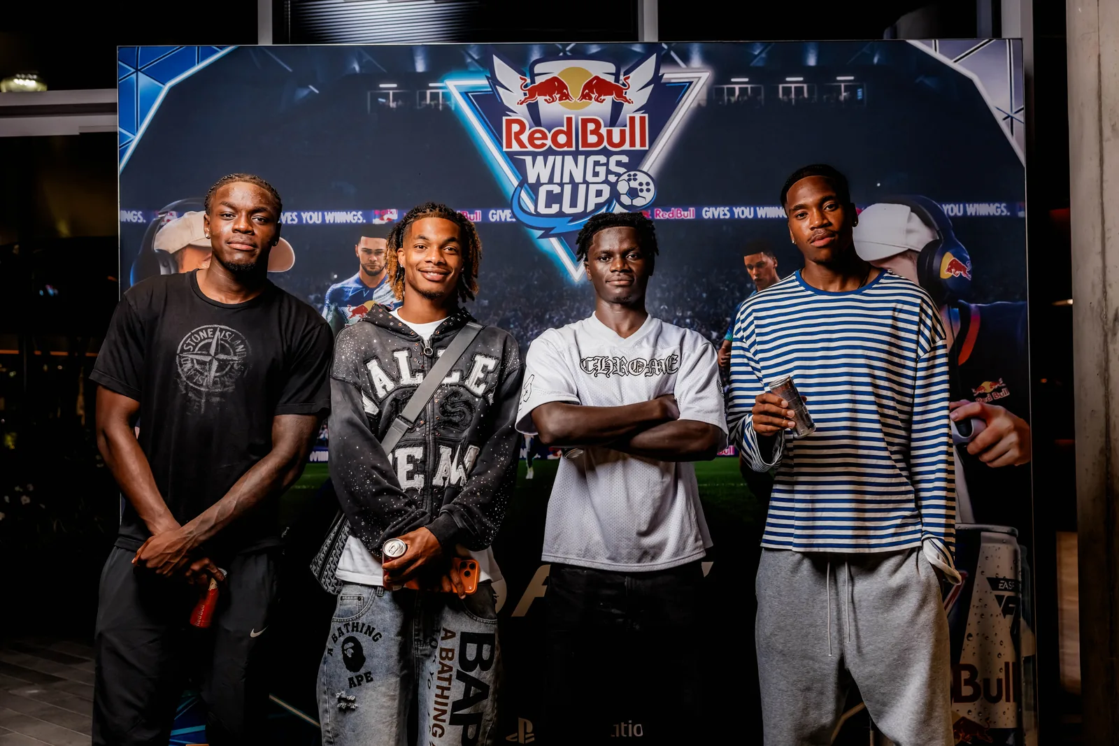 Quatre invités posent devant le panneau Red Bull Wings Cup à Bruxelles, lors du lancement belge d’EA SPORTS FC 27 et de la Red Bull Wings Cup, le 23 septembre 2026