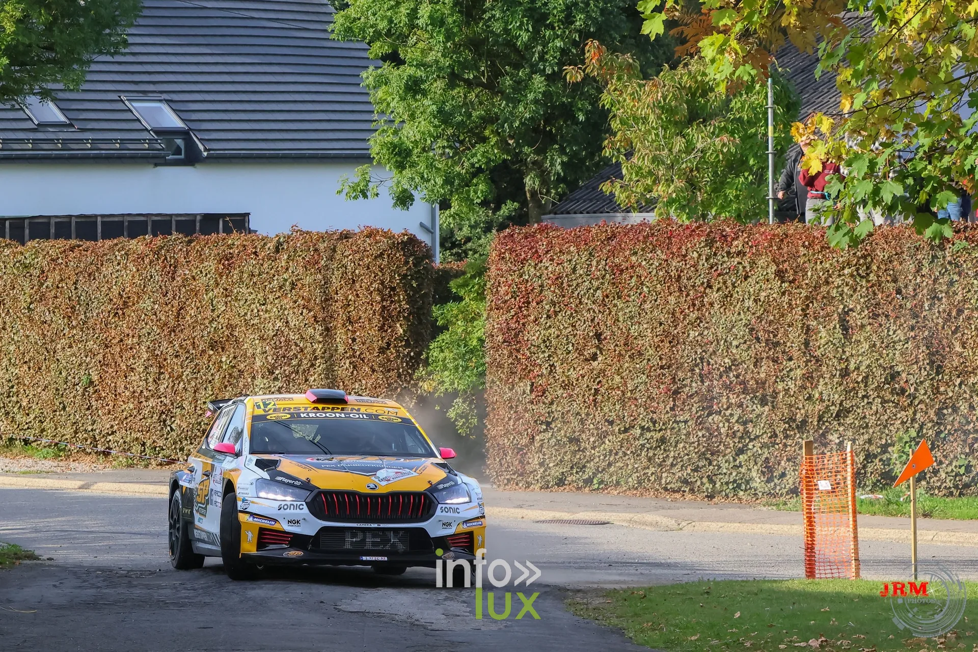 Škoda Fabia RS Rally2 jaune et noire en sortie de virage devant une maison blanche et une haie, East Belgian Rally 2026
