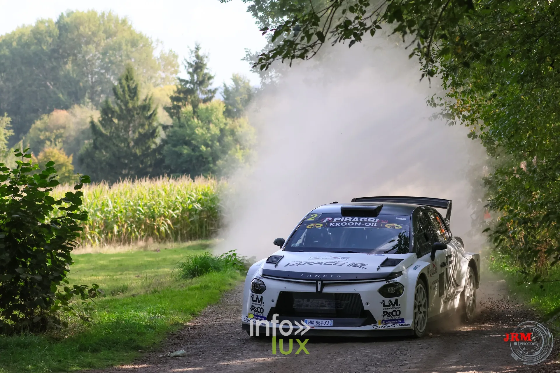 Lancia Ypsilon Rally2 blanche soulevant un nuage de poussière sur un chemin de terre, East Belgian Rally 2026