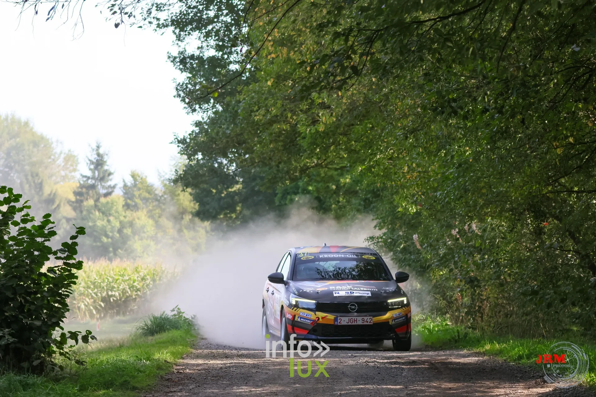 Voiture de rallye Rally2 au milieu de la poussière sur un chemin de terre, East Belgian Rally 2026