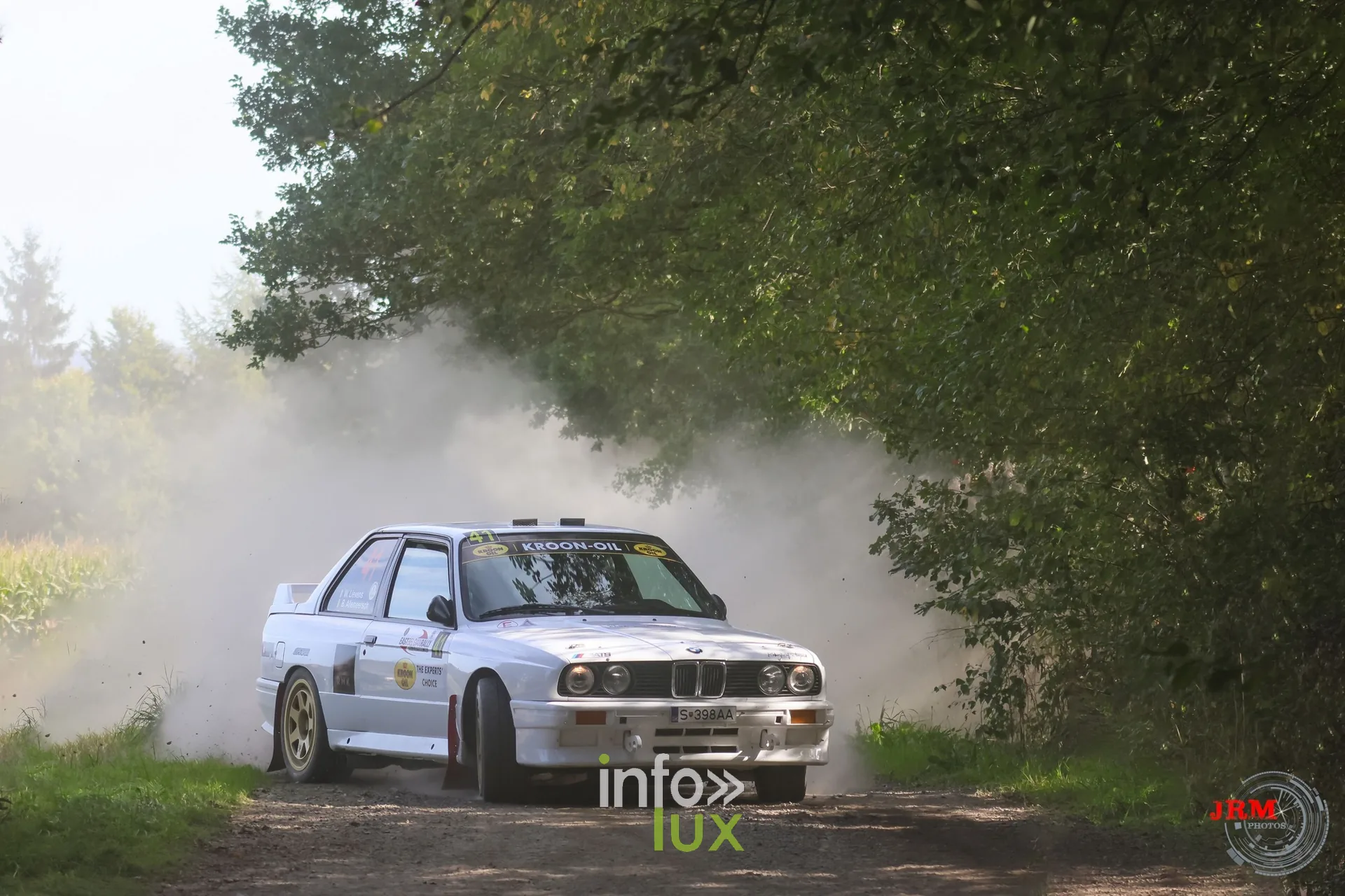 BMW M3 E30 blanche en glisse sur un chemin de terre, East Belgian Rally 2026