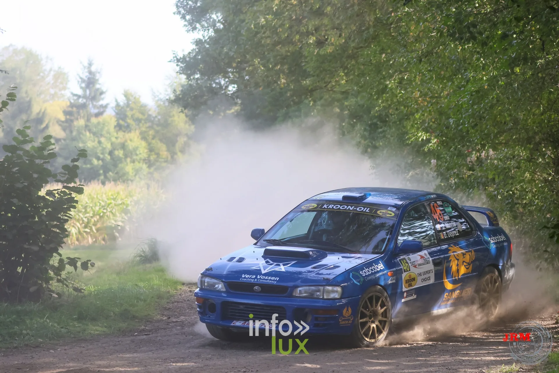 Subaru Impreza bleue en pleine attaque sur un chemin de terre, East Belgian Rally 2026