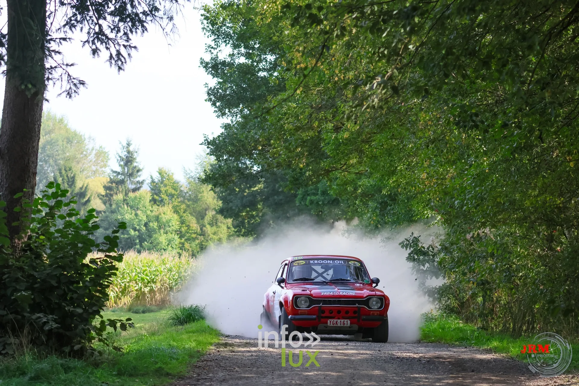 Ford Escort rouge dans la poussière sur un chemin de terre, East Belgian Rally 2026