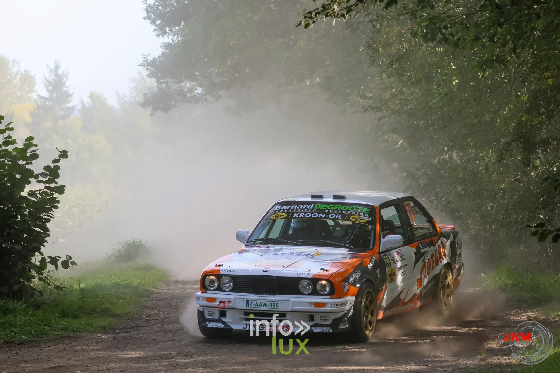 BMW M3 E30 orange et blanche en dérive sur un chemin de terre, East Belgian Rally 2026