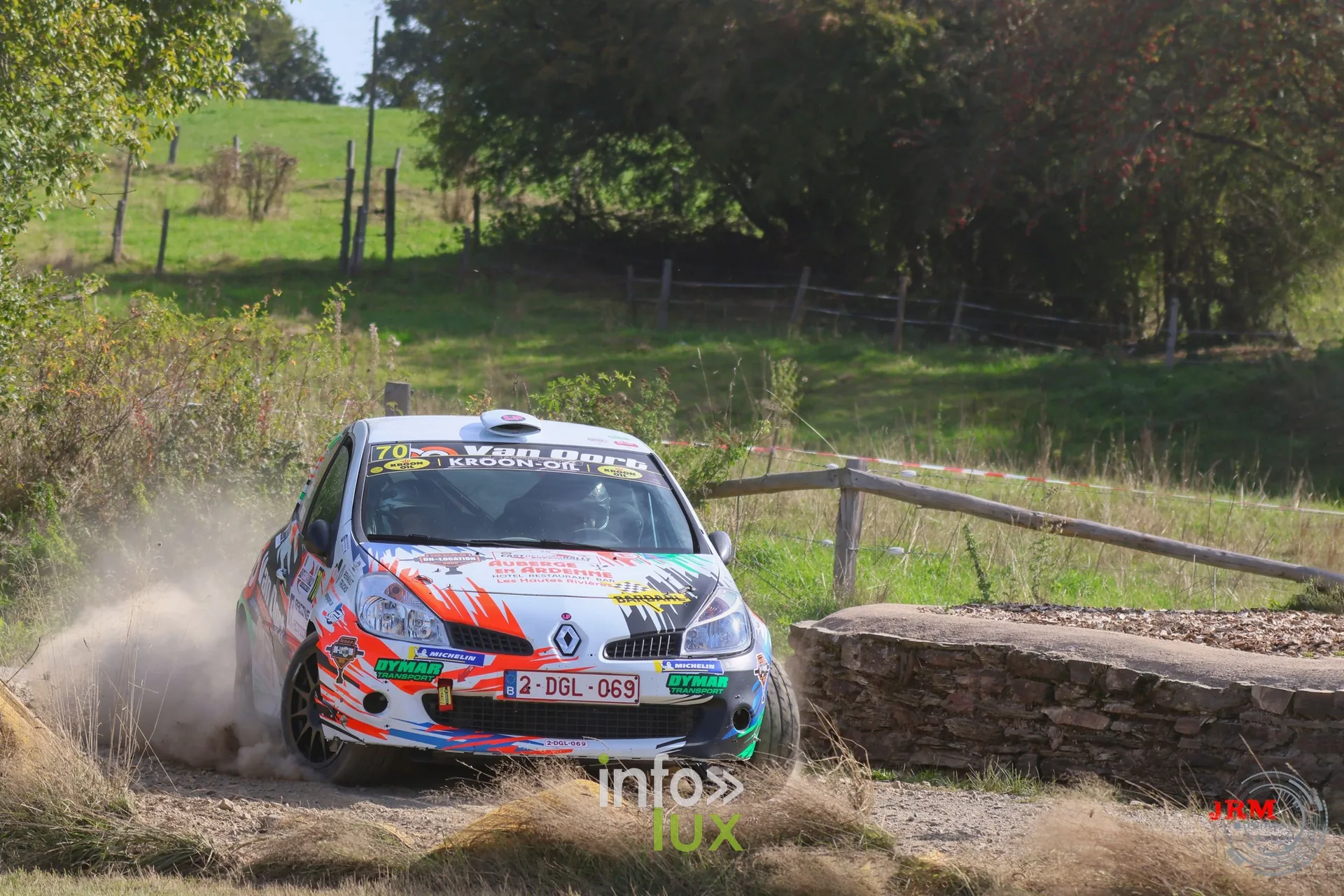 Renault Clio de rallye en appui dans un virage de terre, East Belgian Rally 2026
