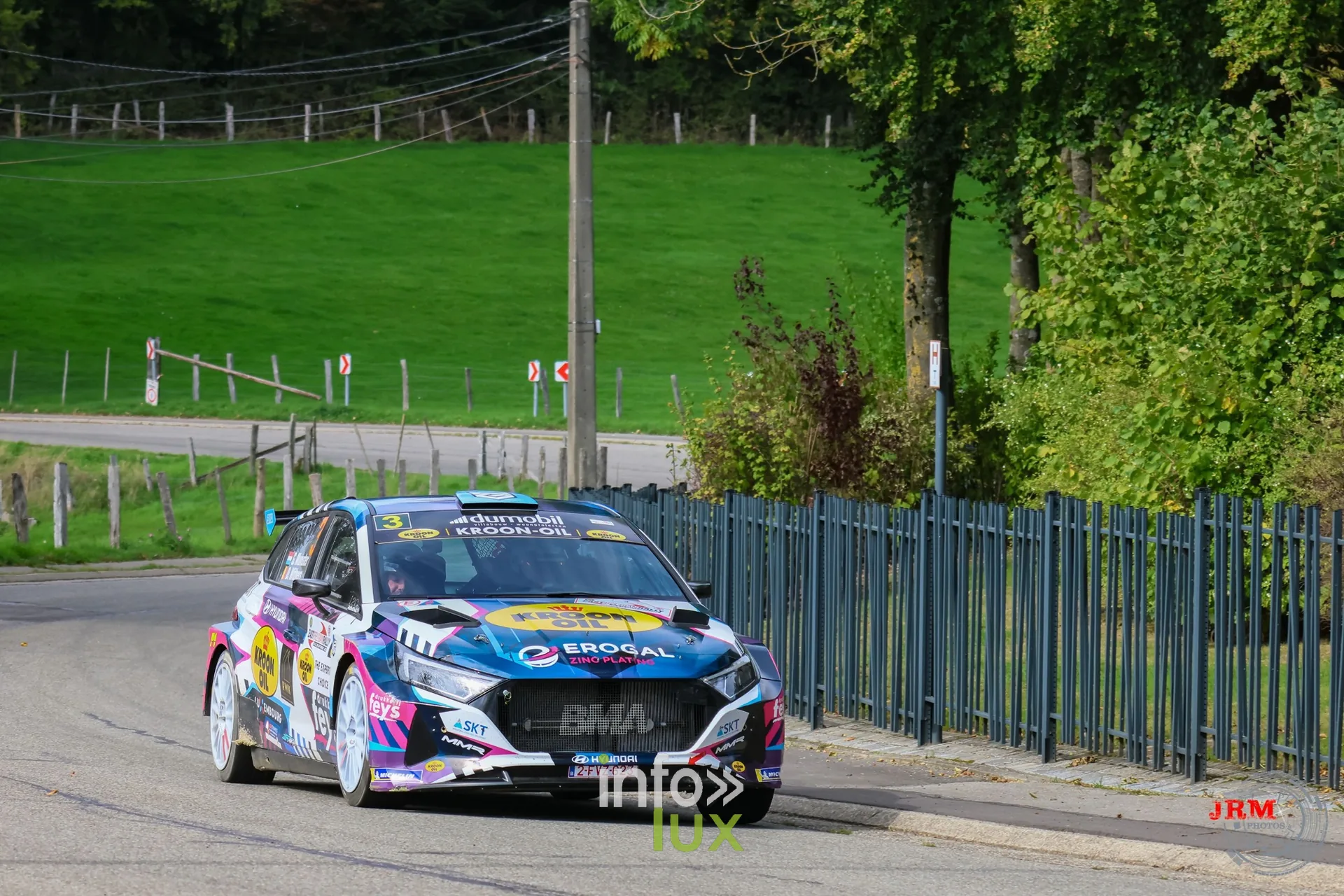 Hyundai i20 Rally2 multicolore dans une épingle en village, East Belgian Rally 2026