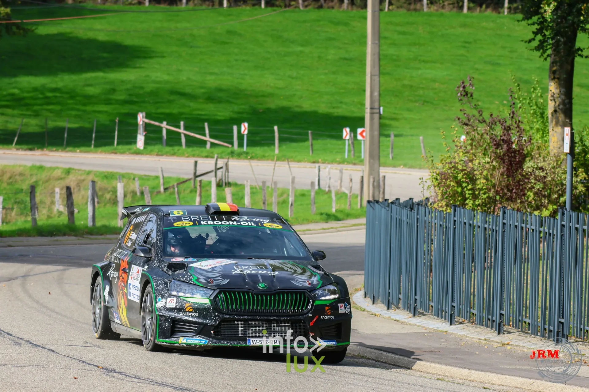 Škoda Fabia RS Rally2 noire et verte dans une épingle en village, East Belgian Rally 2026