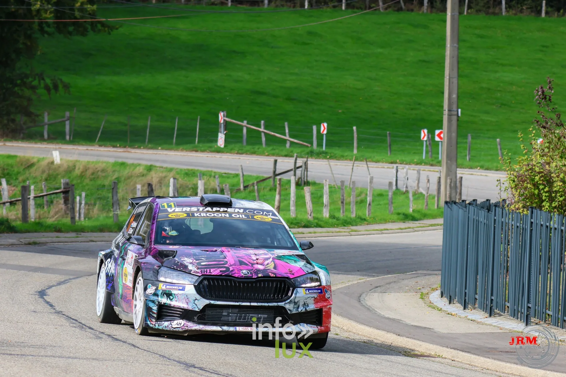 Škoda Fabia RS Rally2 rose et violette dans une épingle en village, East Belgian Rally 2026