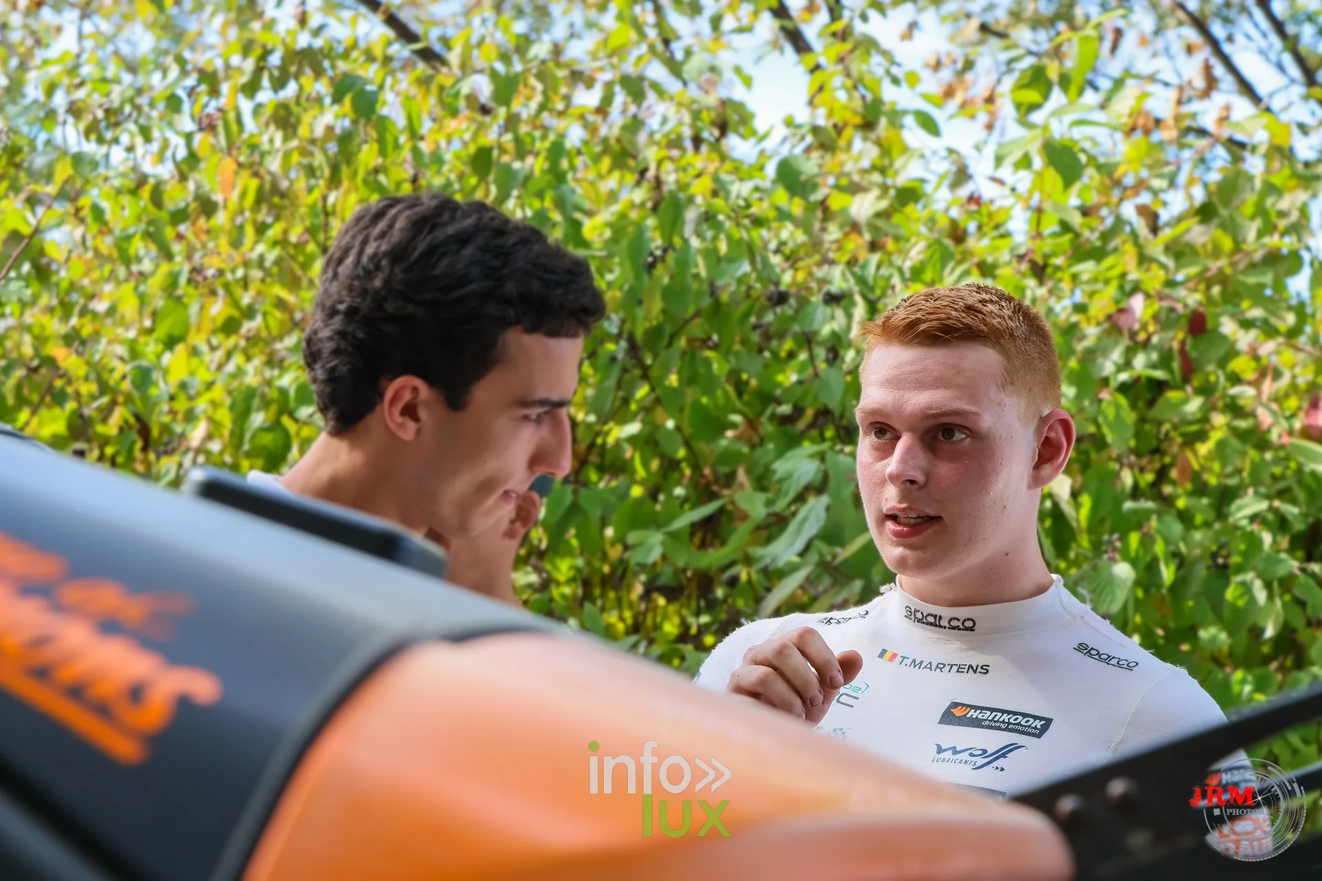Deux pilotes en discussion au parc, East Belgian Rally 2026