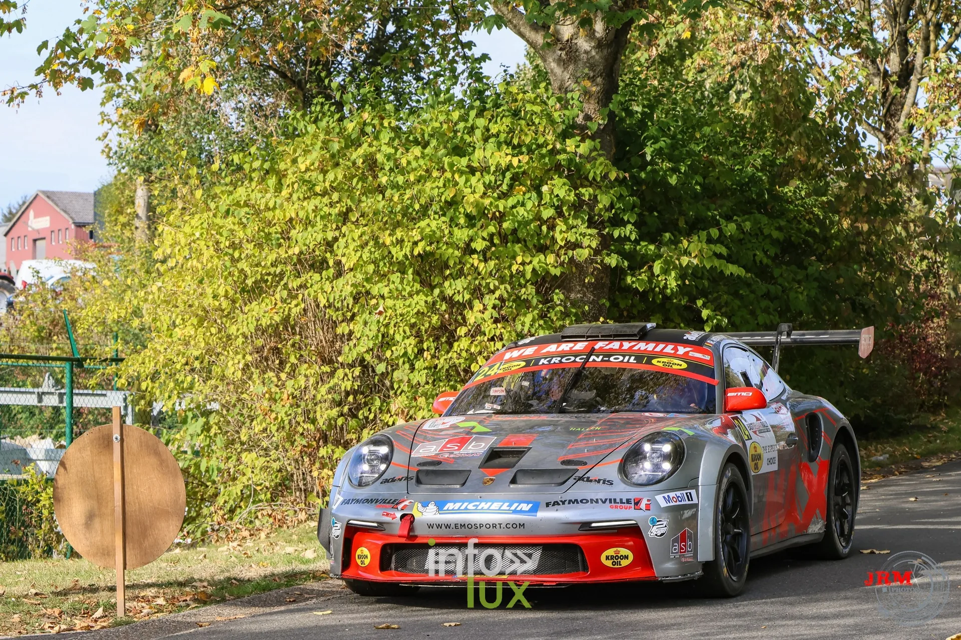 Porsche 911 GT3 de rallye grise et rouge à la sortie du parc, East Belgian Rally 2026