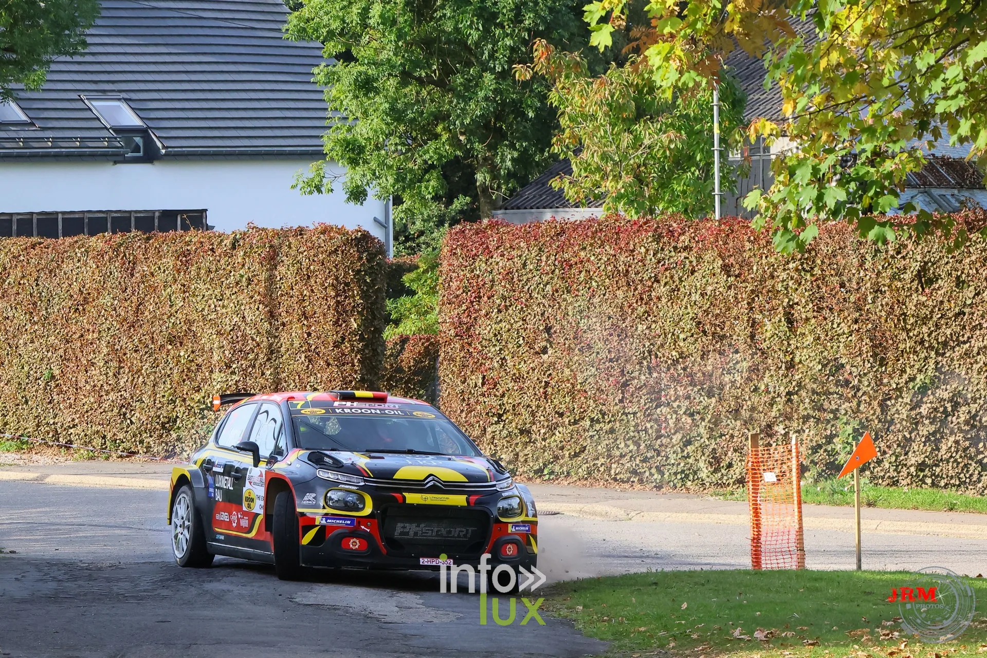 Citroën C3 Rally2 noire et rouge devant une maison blanche et une haie, East Belgian Rally 2026