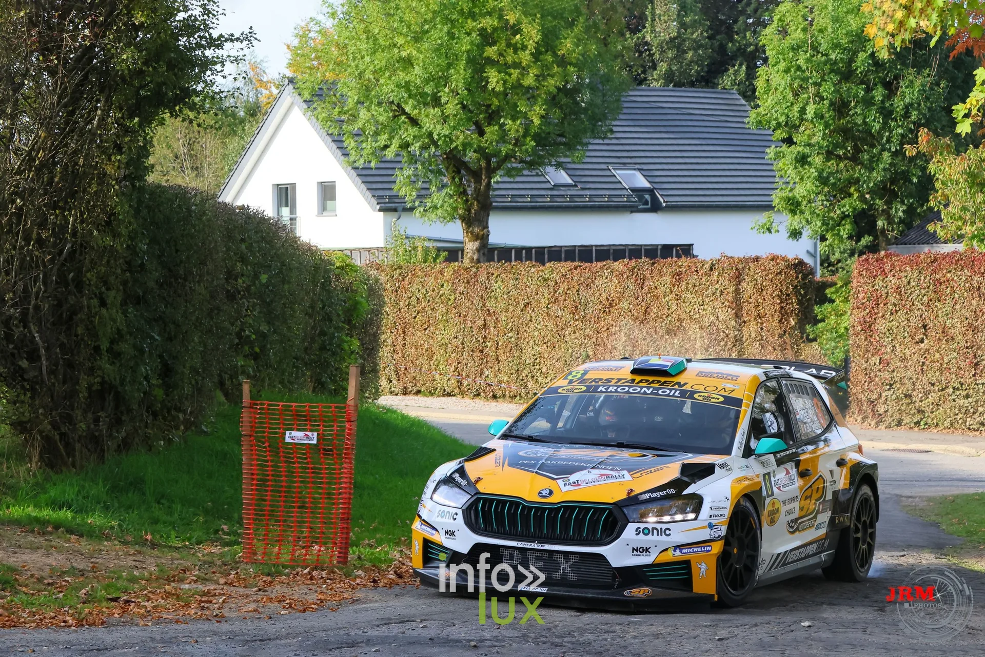 Škoda Fabia RS Rally2 jaune et noire devant une maison blanche et une haie, East Belgian Rally 2026