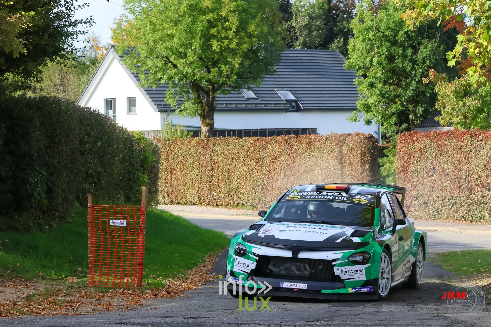 Škoda Fabia RS Rally2 verte et blanche devant une maison blanche et une haie, East Belgian Rally 2026