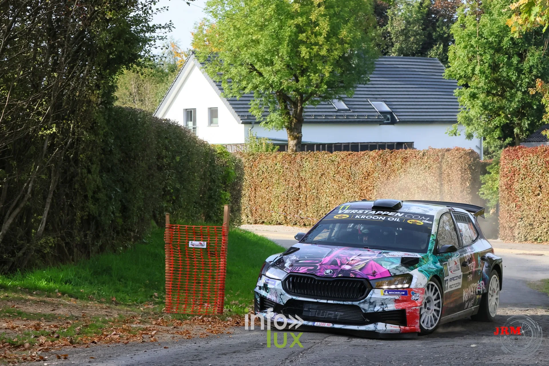 Škoda Fabia RS Rally2 violette et blanche devant une maison blanche et une haie, East Belgian Rally 2026