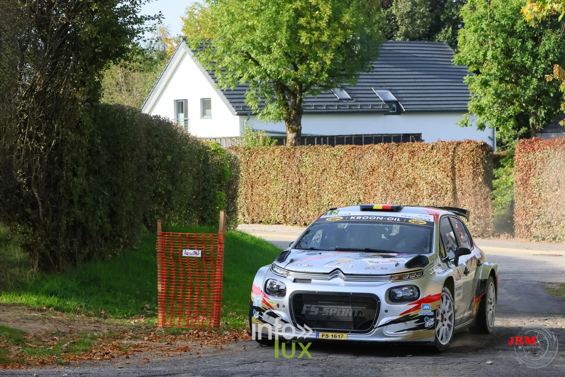 Citroën C3 Rally2 blanche devant une maison blanche et une haie, East Belgian Rally 2026
