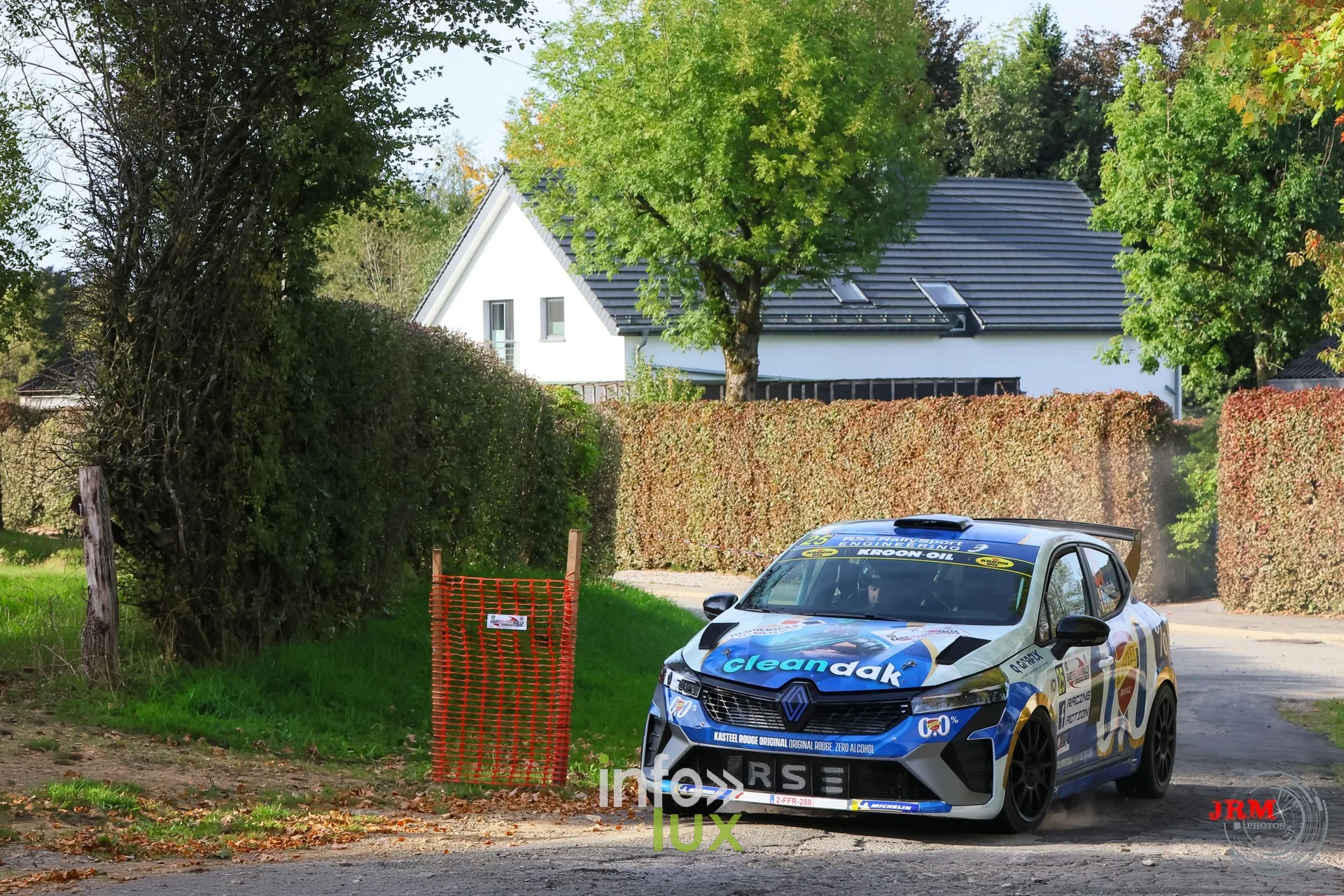 Renault Clio Rally jaune et bleue devant une maison blanche et une haie, East Belgian Rally 2026