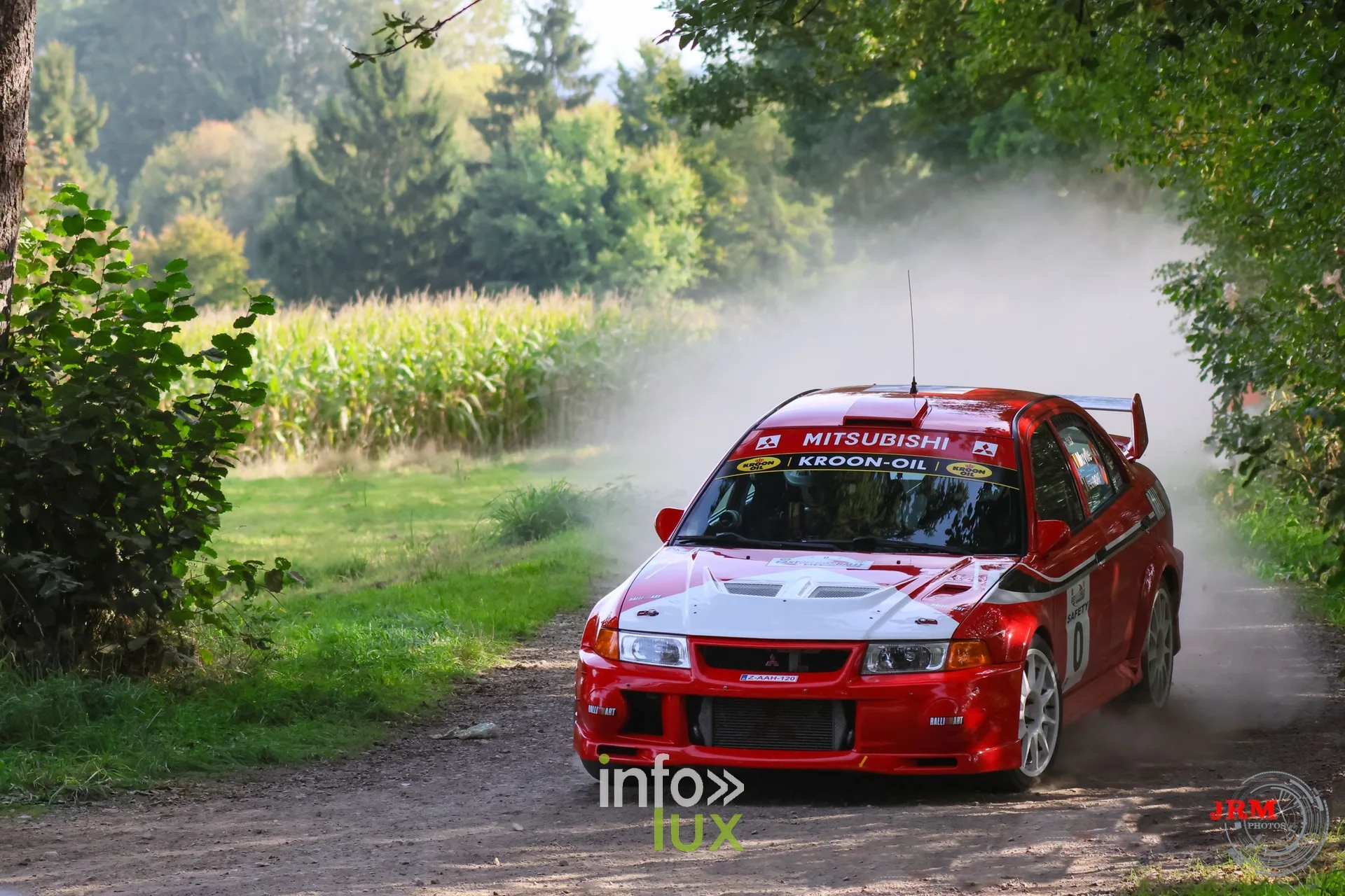 Mitsubishi Lancer Evolution rouge dans la poussière sur un chemin de terre, East Belgian Rally 2026