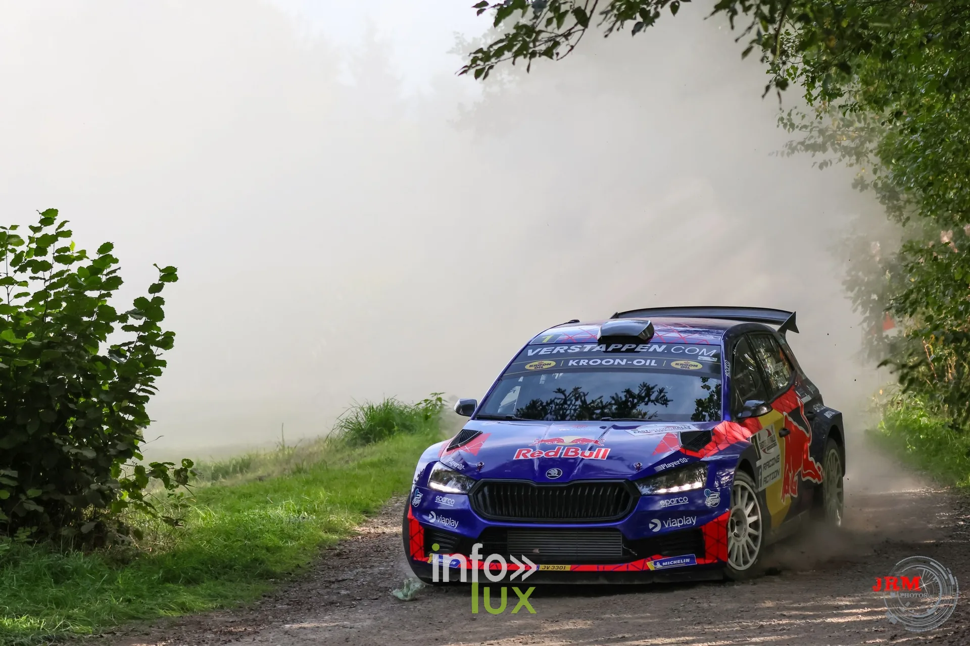 Škoda Fabia RS Rally2 aux couleurs Red Bull dans la poussière sur un chemin de terre, East Belgian Rally 2026