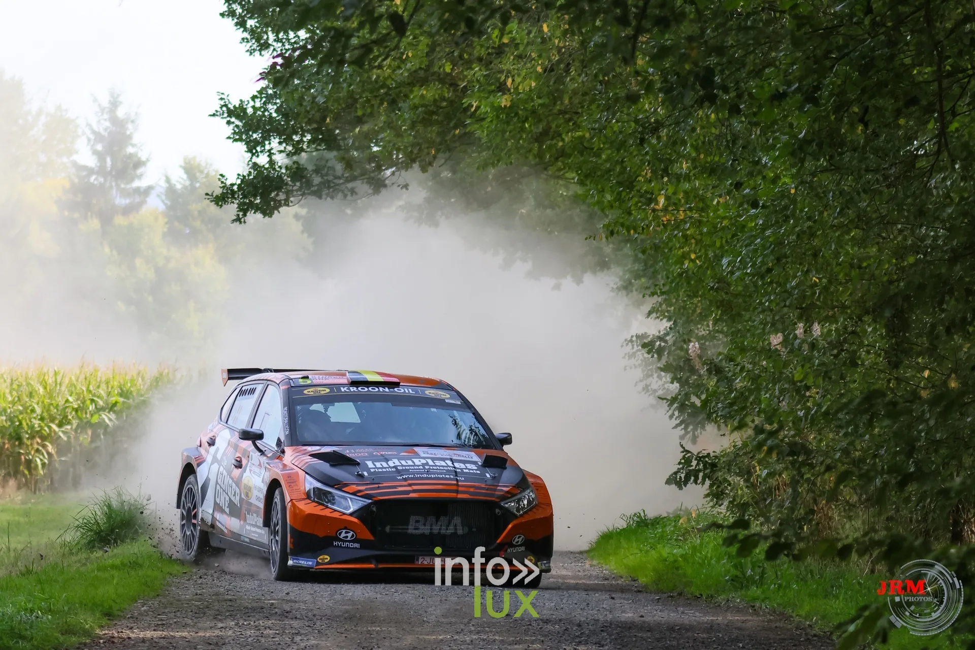 Hyundai i20 Rally2 orange et noire dans la poussière sur un chemin de terre, East Belgian Rally 2026