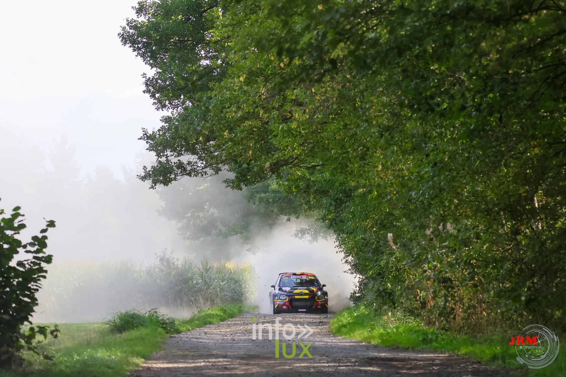 Voiture de rallye au bout d’un chemin bordé d’arbres sur un chemin de terre, East Belgian Rally 2026