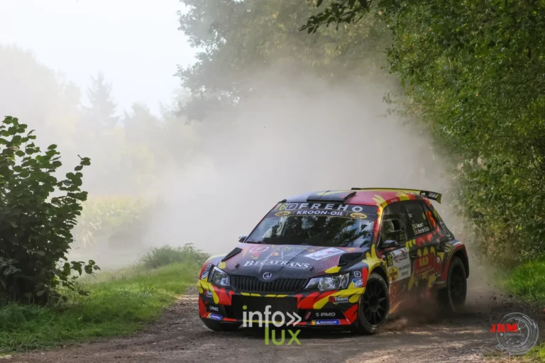 Škoda Fabia RS Rally2 rouge et jaune dans un nuage de poussière sur un chemin de terre, East Belgian Rally 2026