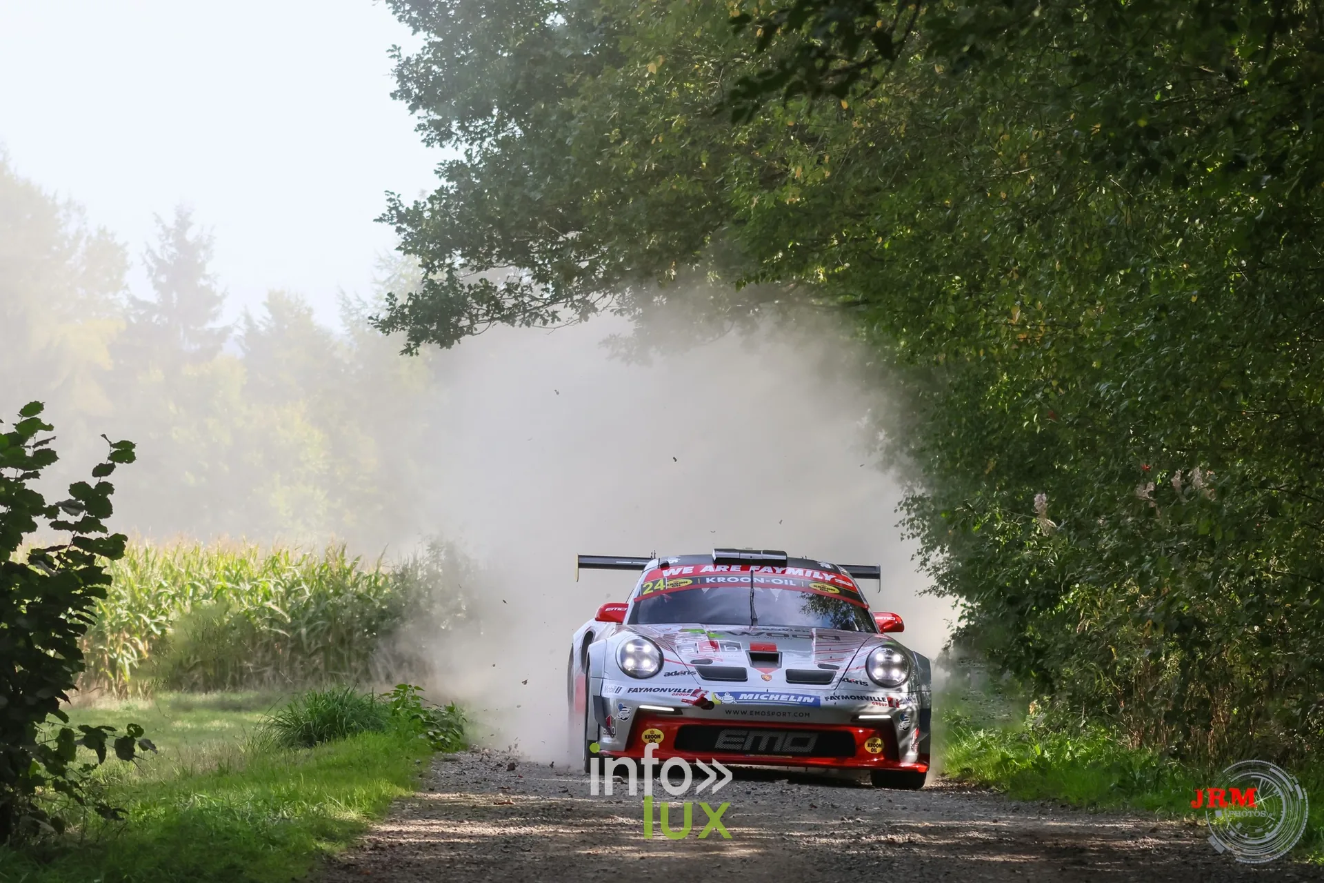 Porsche 911 GT3 de rallye blanche et rouge sur un chemin de terre, East Belgian Rally 2026