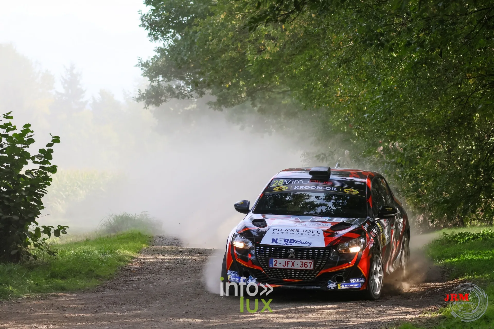 Peugeot 208 Rally4 noire et rouge sur un chemin de terre, East Belgian Rally 2026