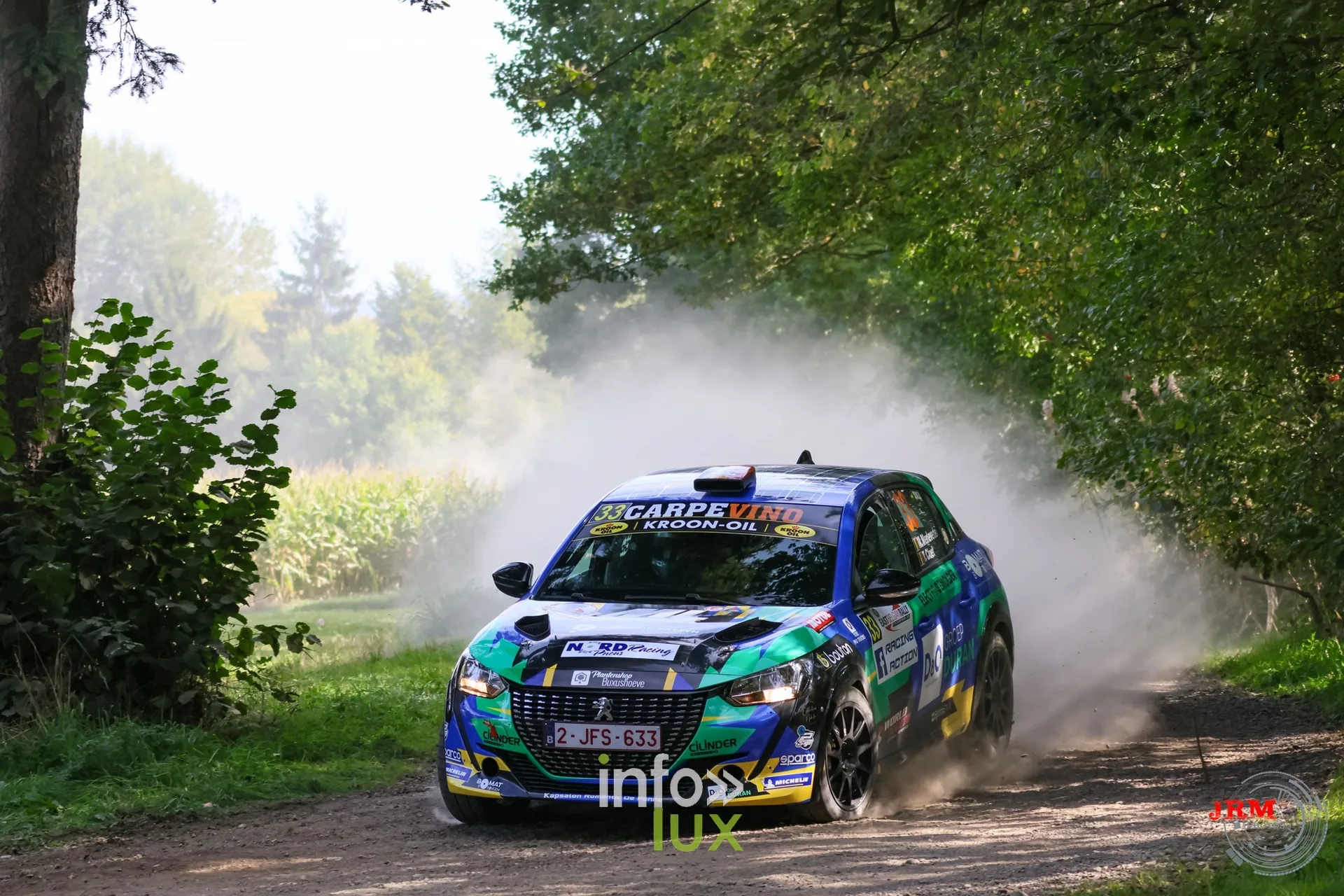Peugeot 208 Rally4 bleue et verte sur un chemin de terre, East Belgian Rally 2026