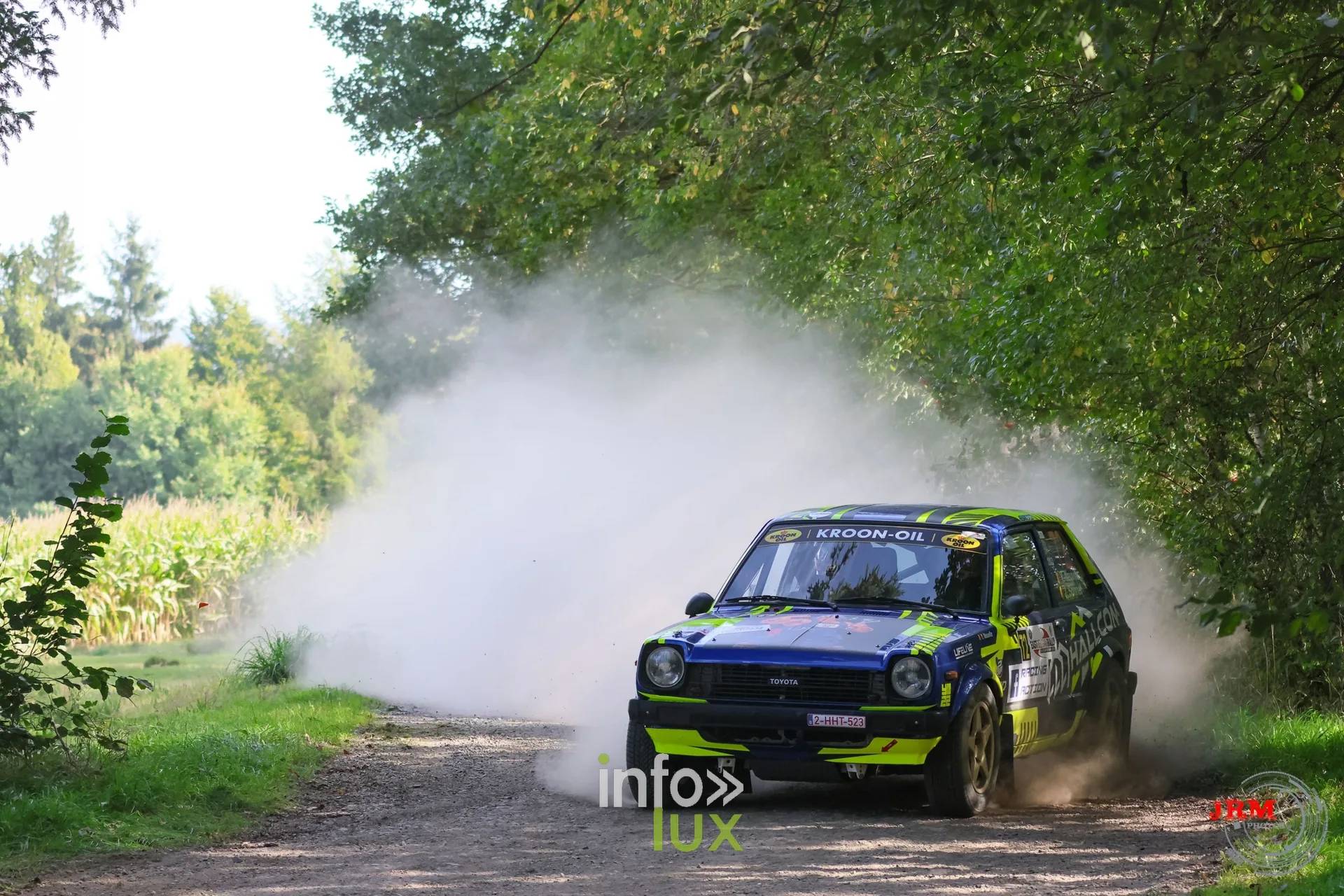 Opel Kadett de rallye jaune et bleue en dérive sur un chemin de terre, East Belgian Rally 2026