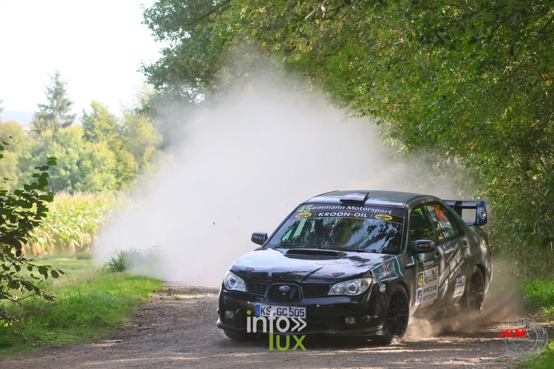 Subaru Impreza noire dans la poussière sur un chemin de terre, East Belgian Rally 2026