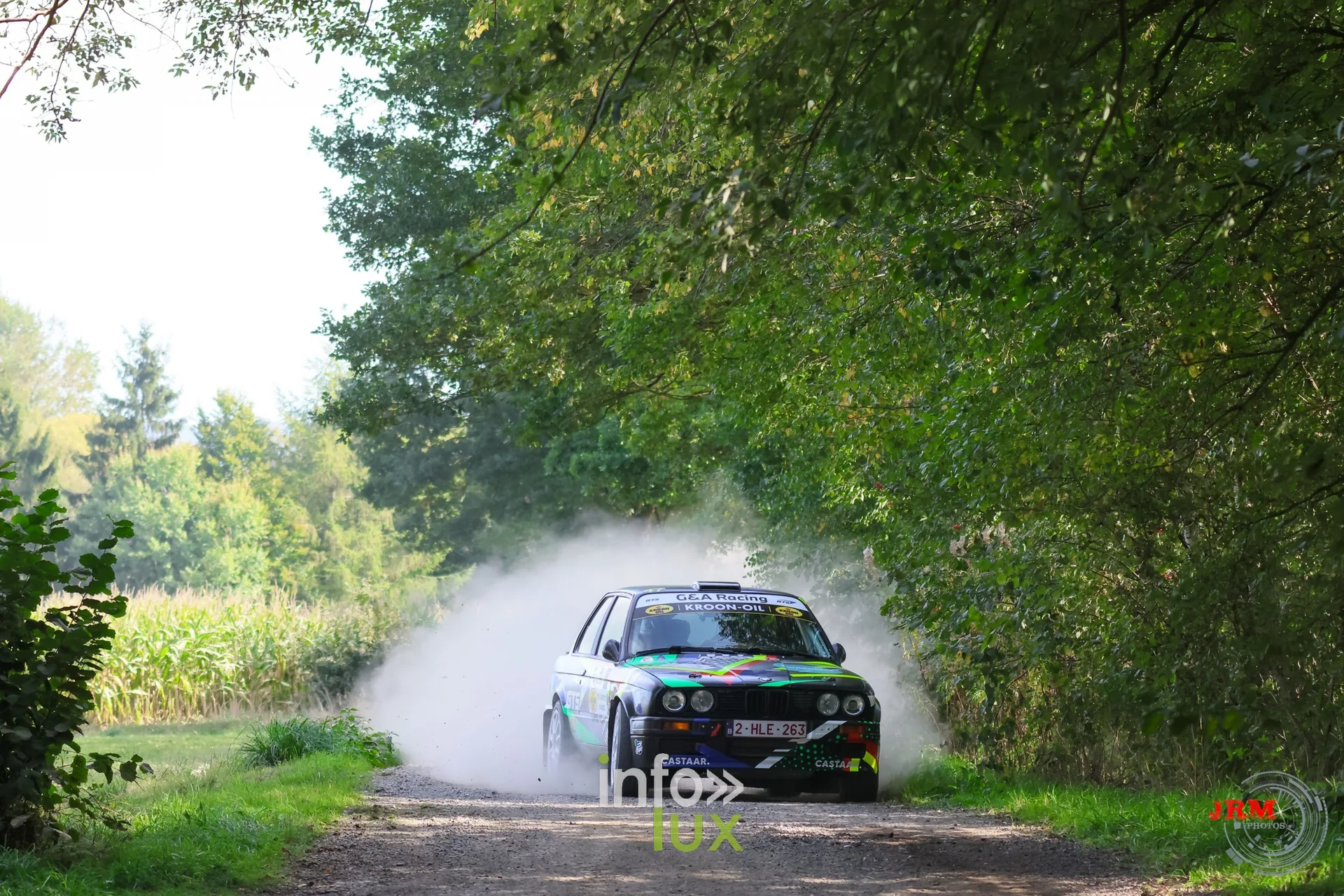 BMW de rallye blanche au loin dans la poussière sur un chemin de terre, East Belgian Rally 2026